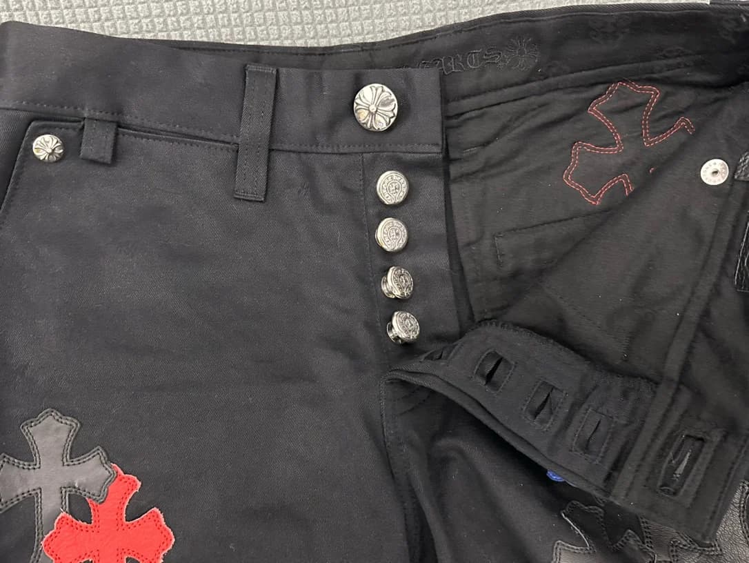 Застежка на пуговицы-болты с гравировкой на брюках Chrome Hearts