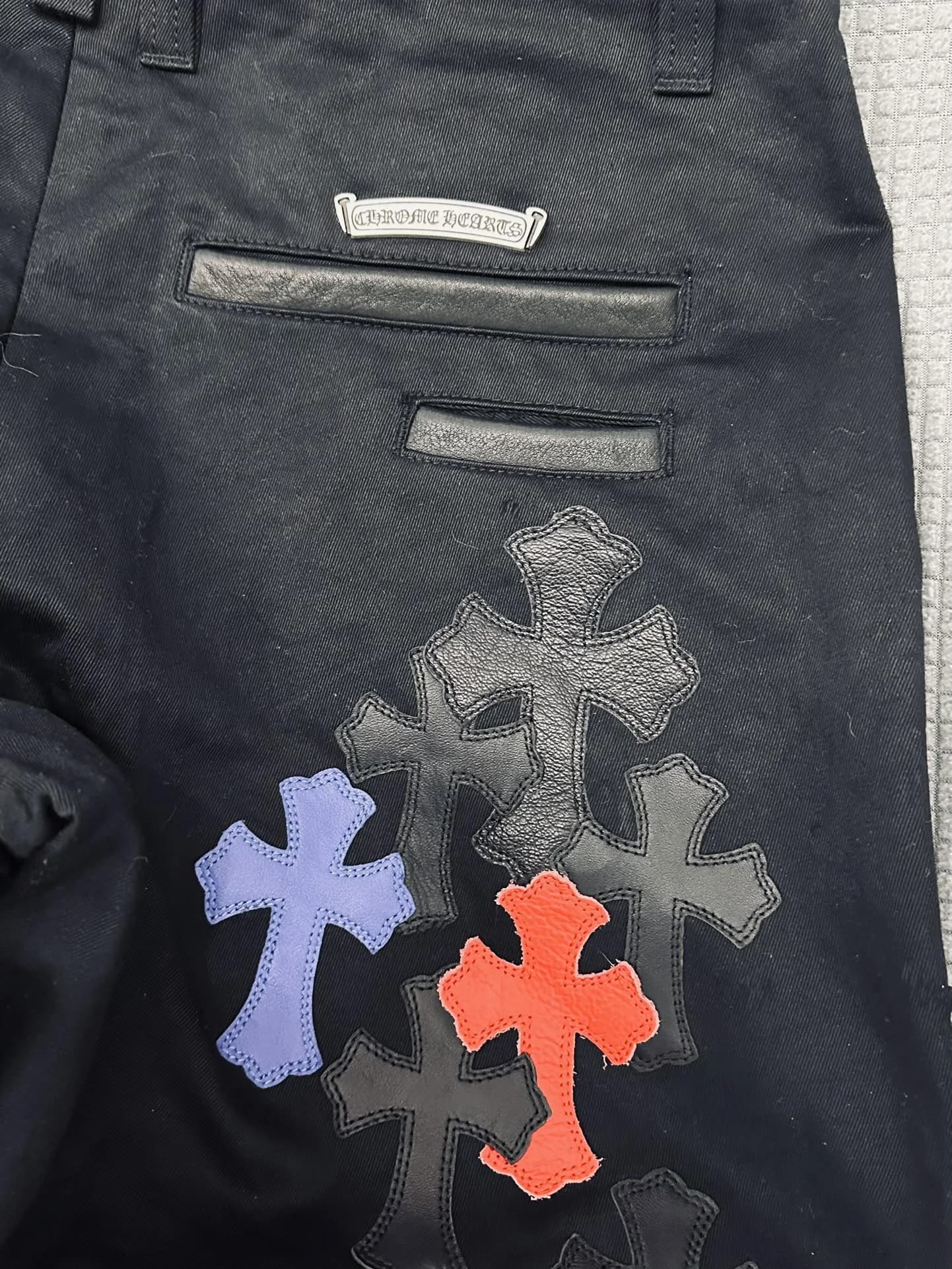 Задний карман брюк Chrome Hearts с кожаной отделкой и нашивками