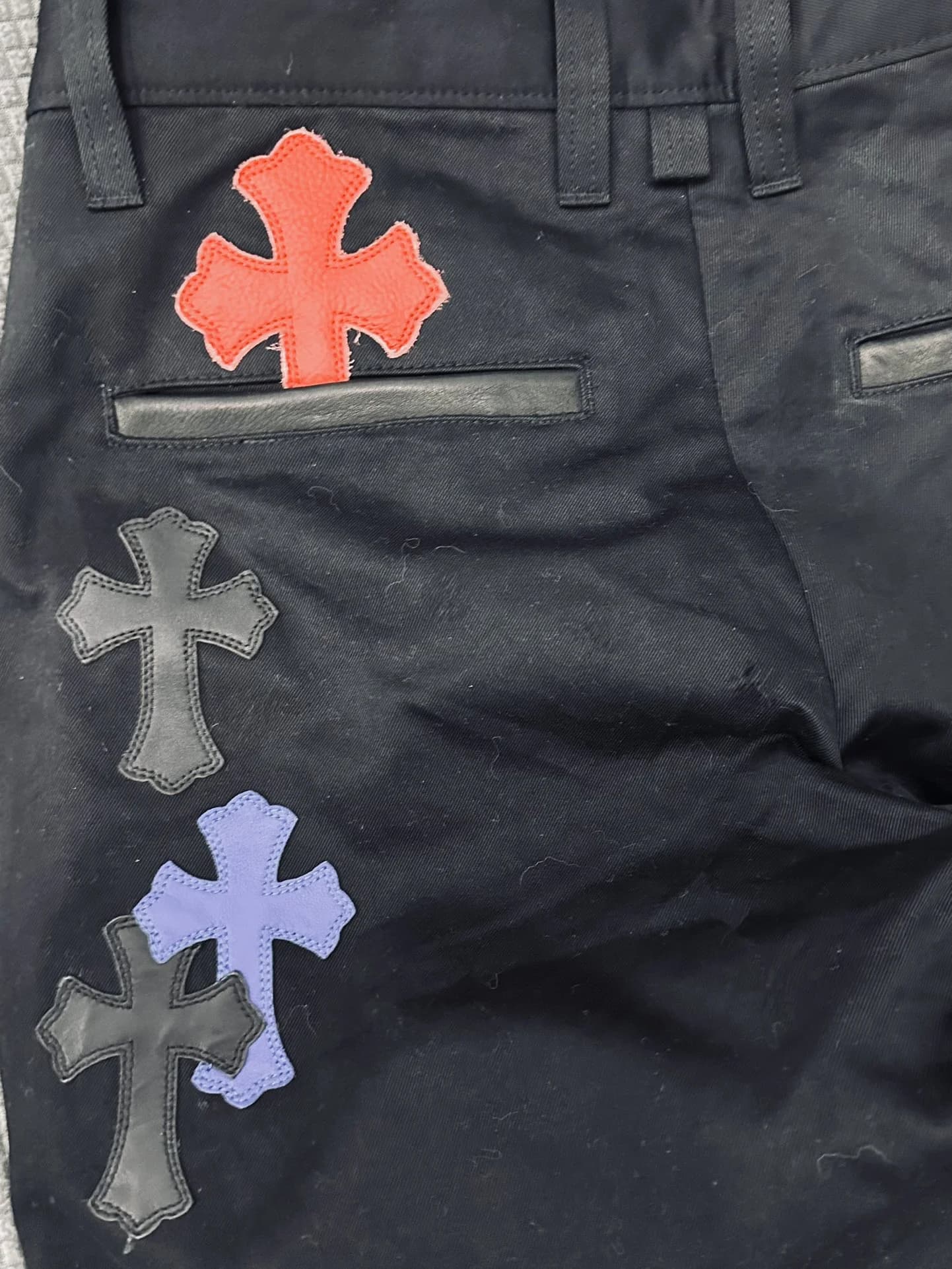 Задняя часть брюк Chrome Hearts с кожаными нашивками и карманом