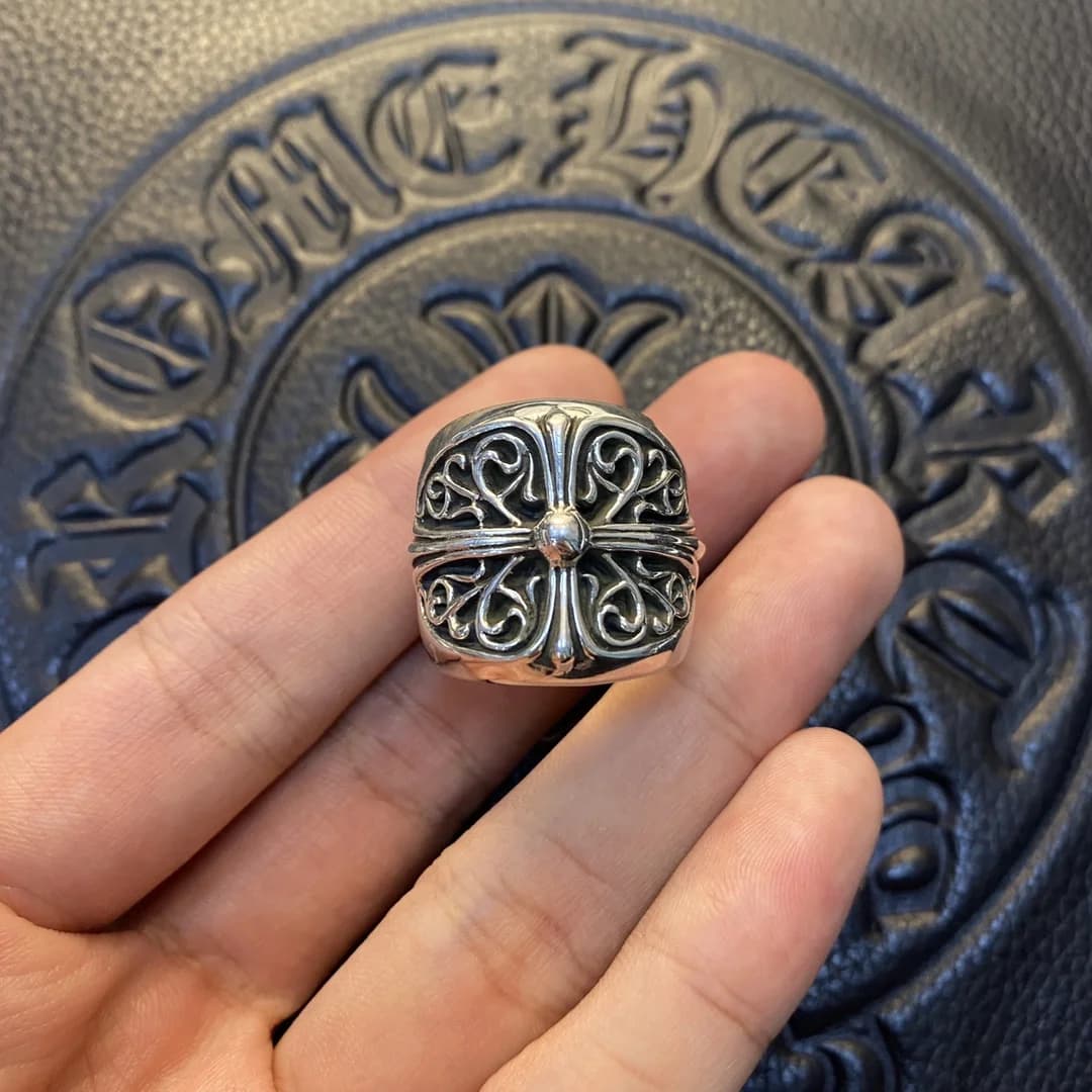 Серебряное кольцо Chrome Hearts Classic Oval Cross, вид сверху в руке