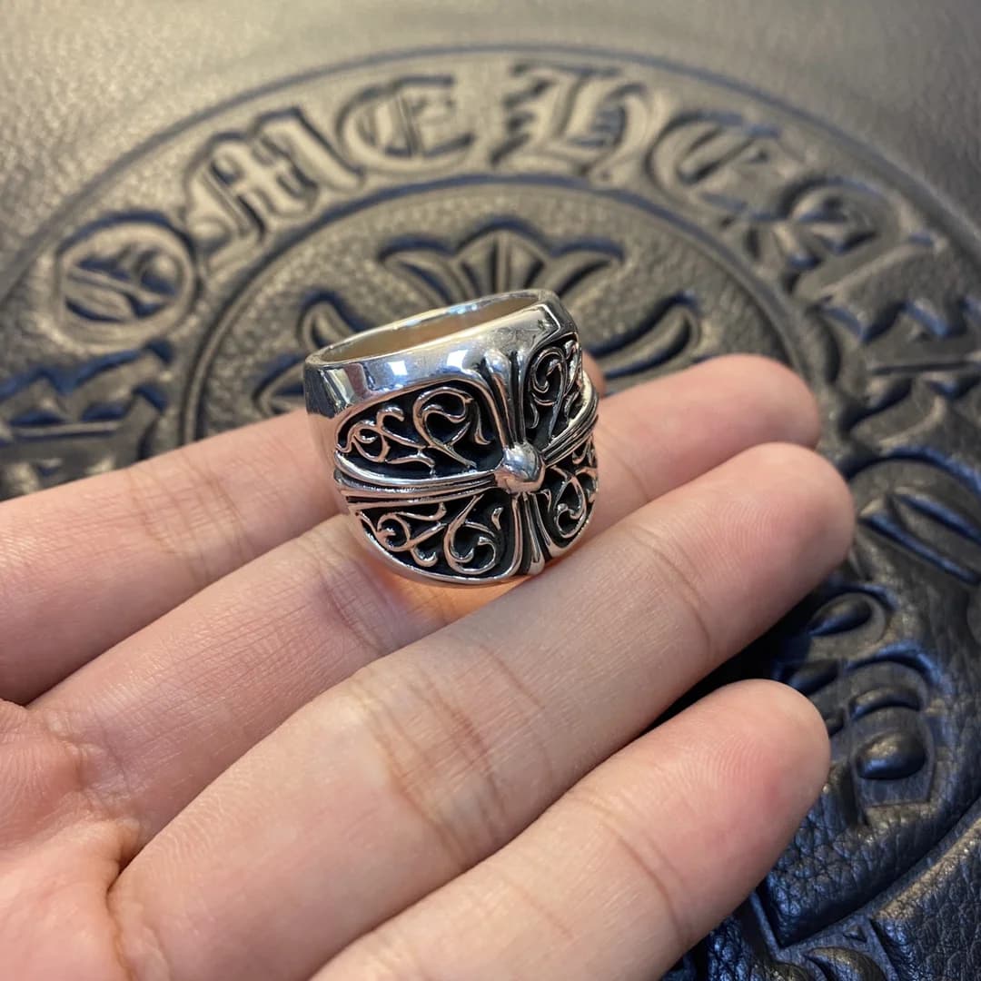 Кольцо Chrome Hearts Oval Cross из серебра 925 пробы, ракурс сбоку