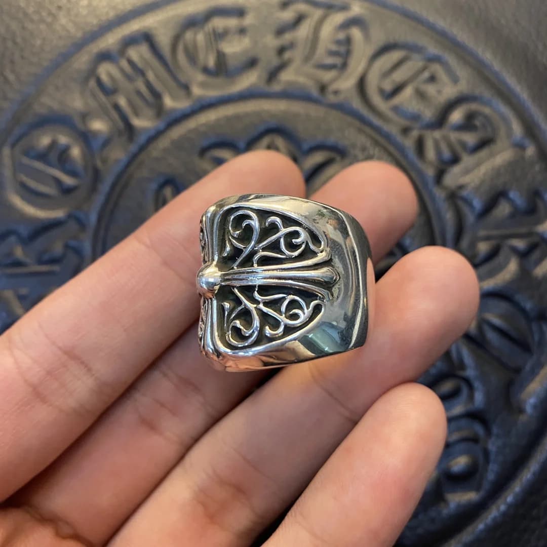 Крупный план лицевой части серебряного кольца Chrome Hearts Oval Cross