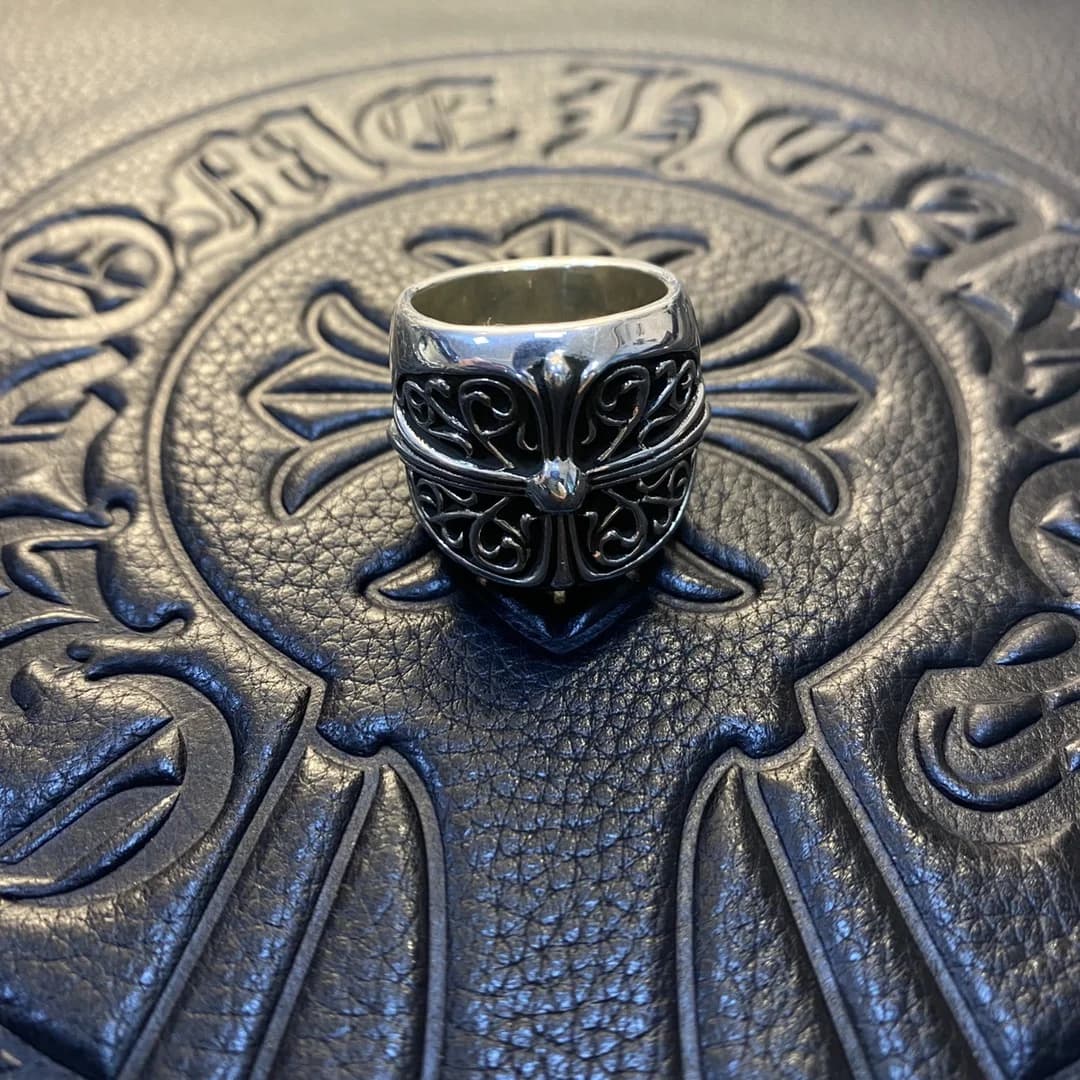 Кольцо Chrome Hearts Classic Oval Cross на фоне фактурной черной кожи