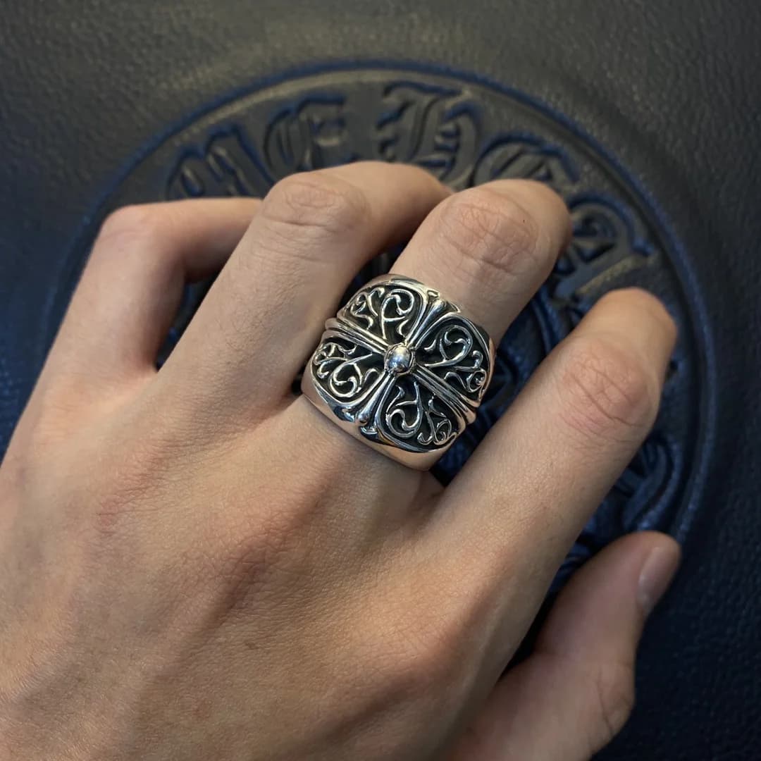 Кольцо Chrome Hearts Classic Oval Cross на пальце руки