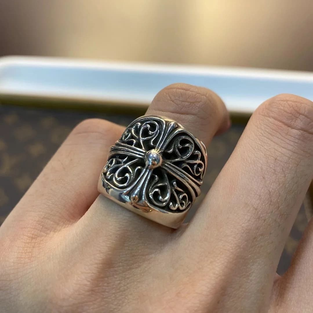 Крупный план посадки серебряного кольца Chrome Hearts Oval Cross на руке