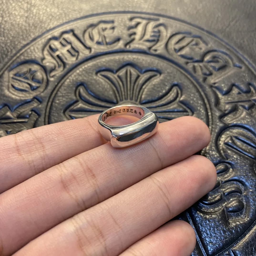 Серебряное кольцо Chrome Hearts с плоской полированной площадкой в руке