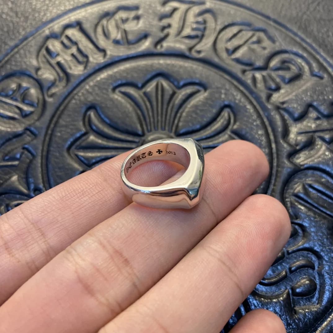 Боковой ракурс массивного серебряного кольца Chrome Hearts