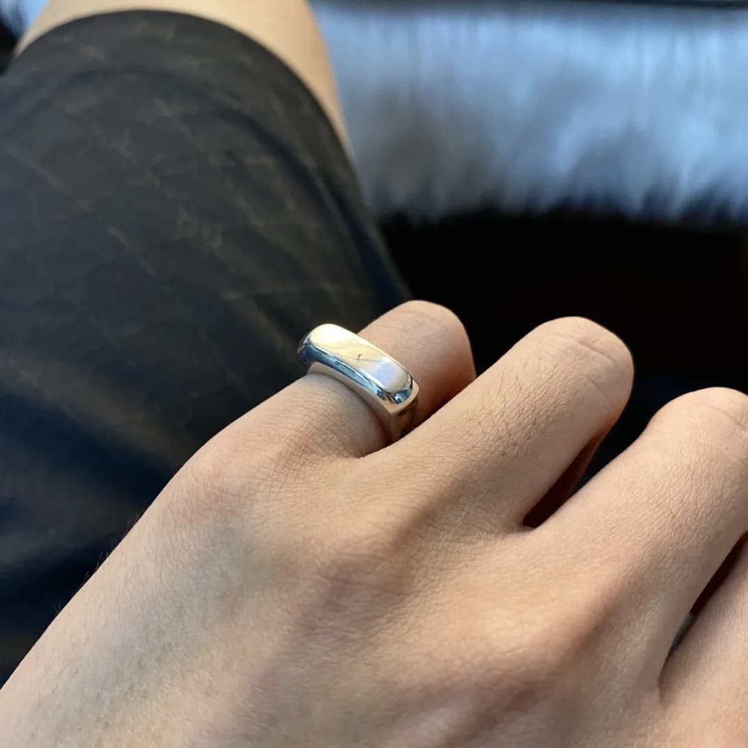 Серебряное кольцо Chrome Hearts на пальце