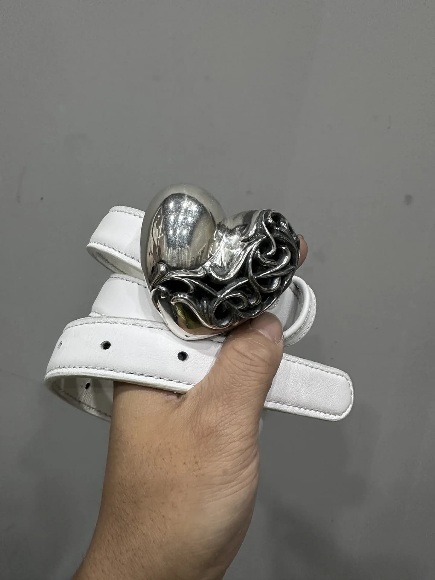 Свернутый белый кожаный ремень Chrome Hearts с объемной пряжкой в форме сердца