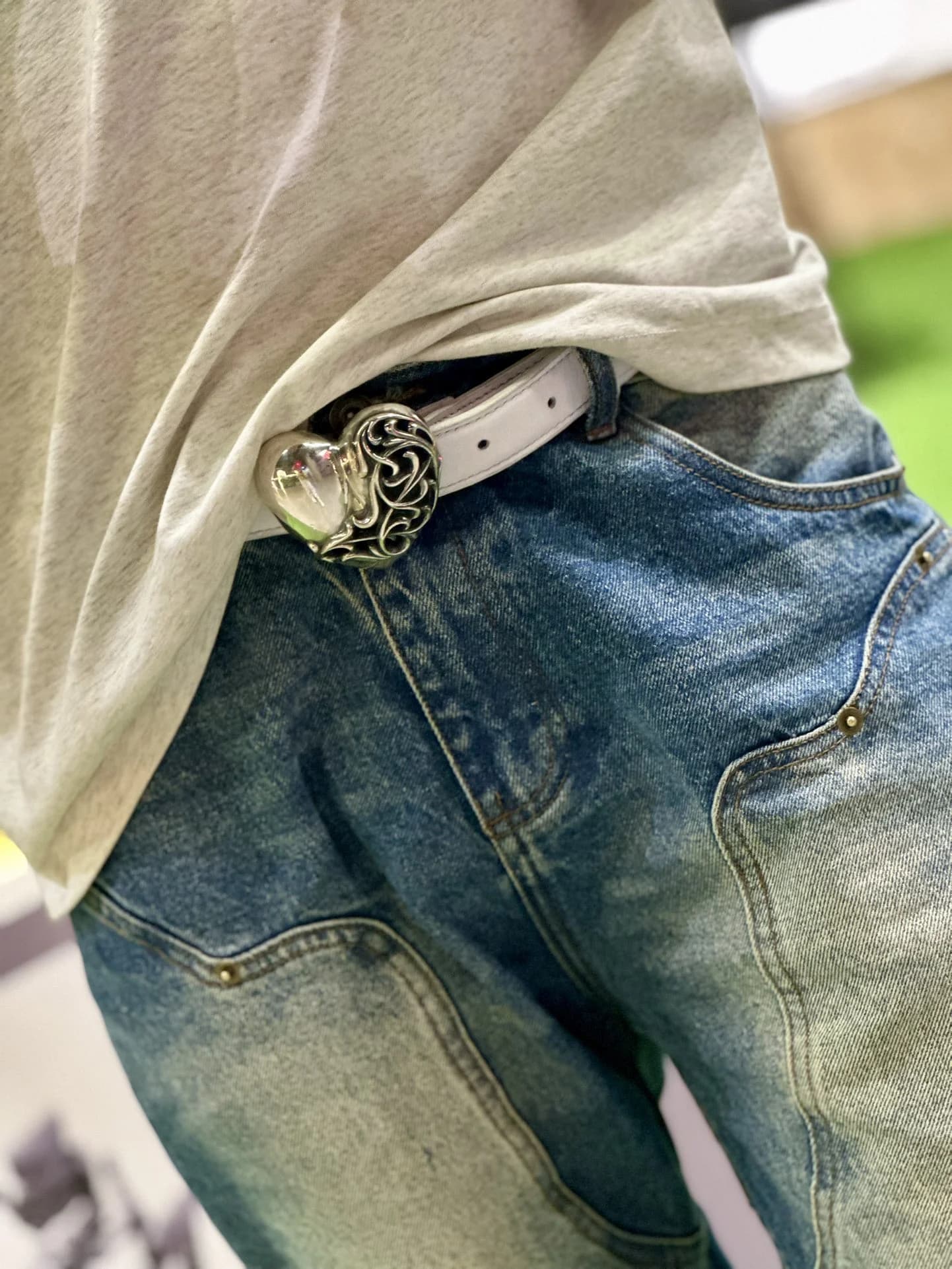 Белый ремень Chrome Hearts с фигурной пряжкой в форме сердца на джинсах