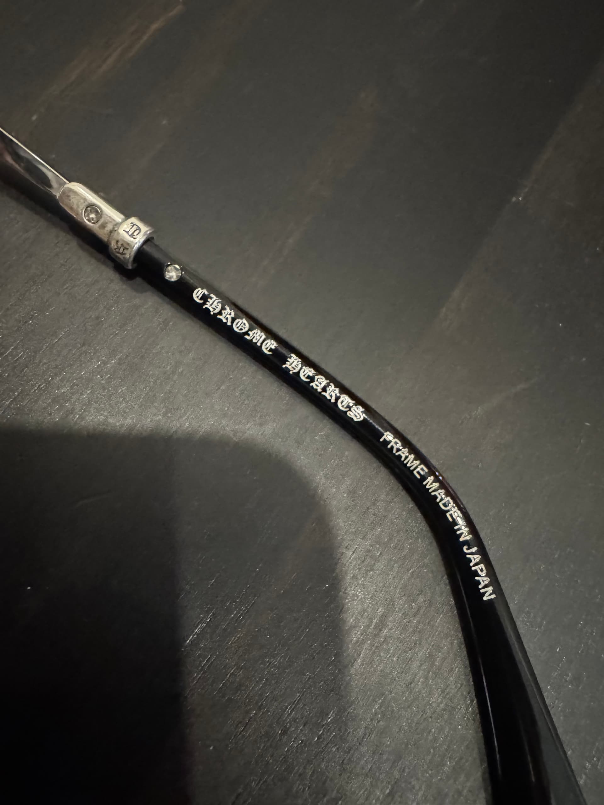 Гравировка Chrome Hearts Frame Made in Japan на заушнике очков