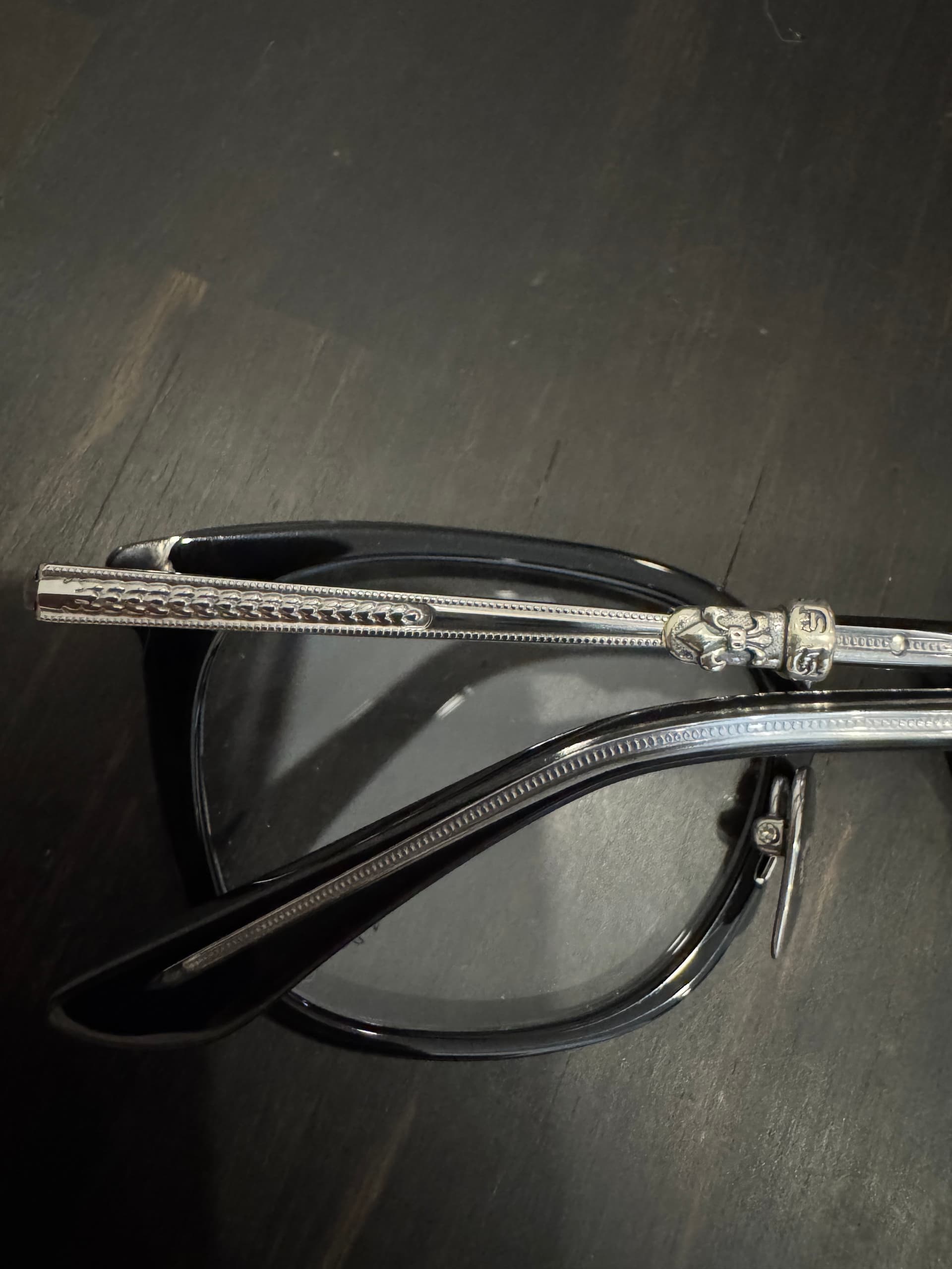 Филигранные серебряные декоративные элементы на дужках очков Chrome Hearts