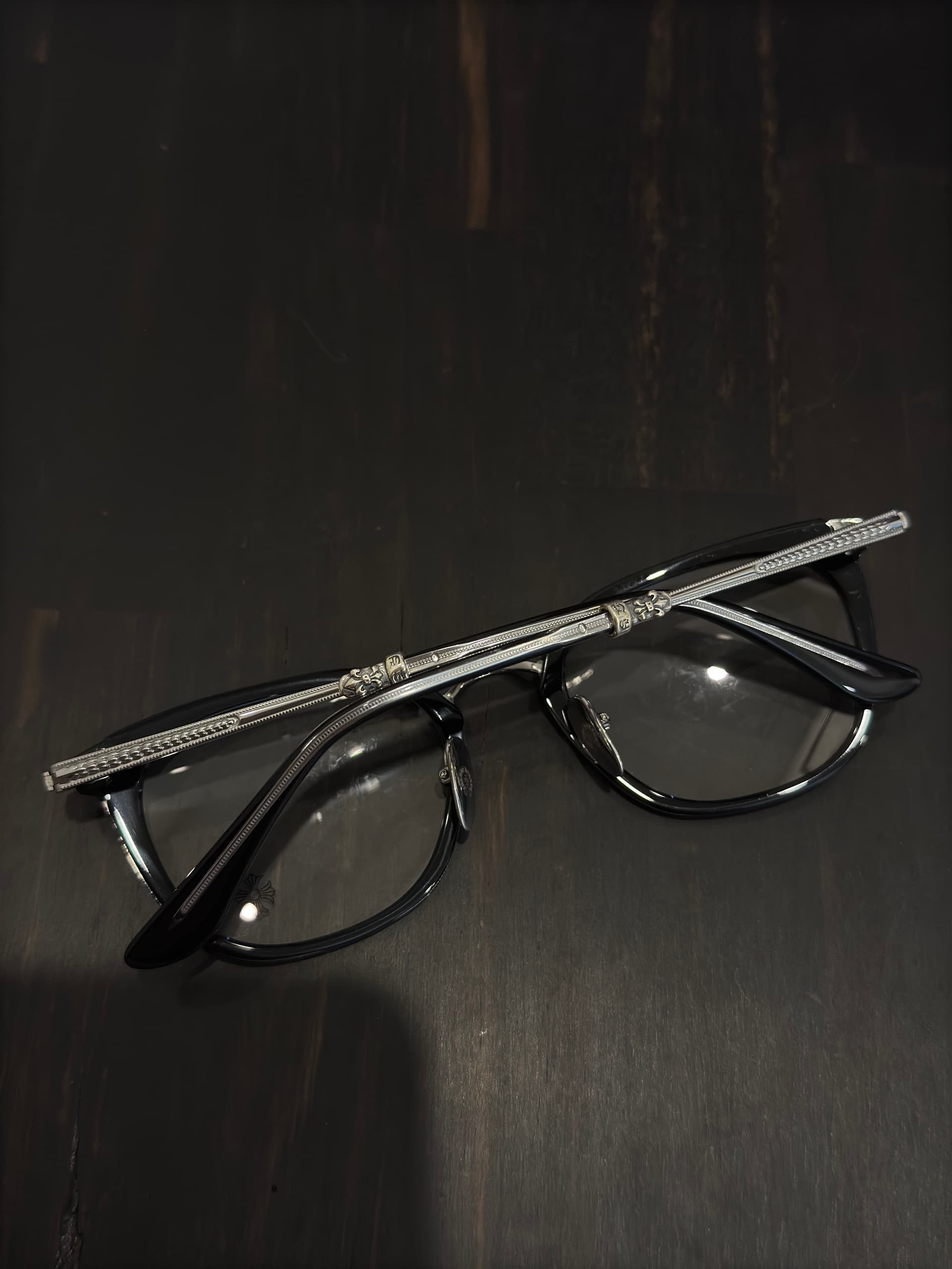 Вид сверху на оправу очков Chrome Hearts STRAPDCTOME с серебряной отделкой заушников