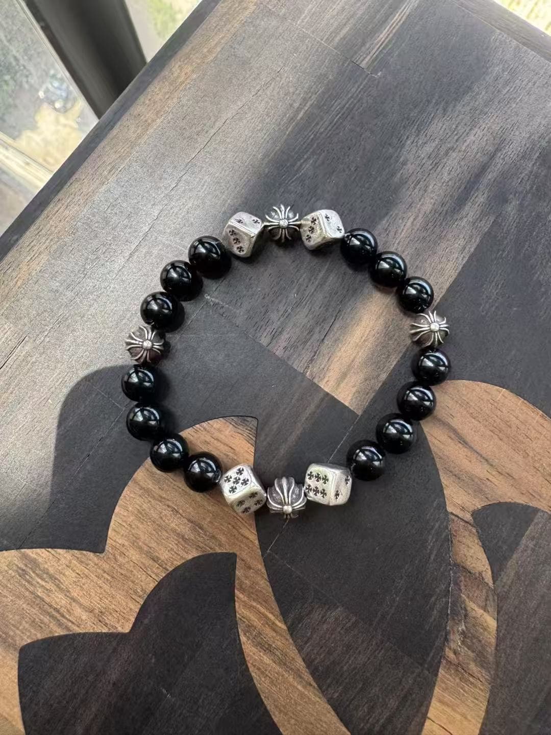 Браслет Chrome Hearts из черных бусин обсидиана с серебряными кубиками Dice и крестами