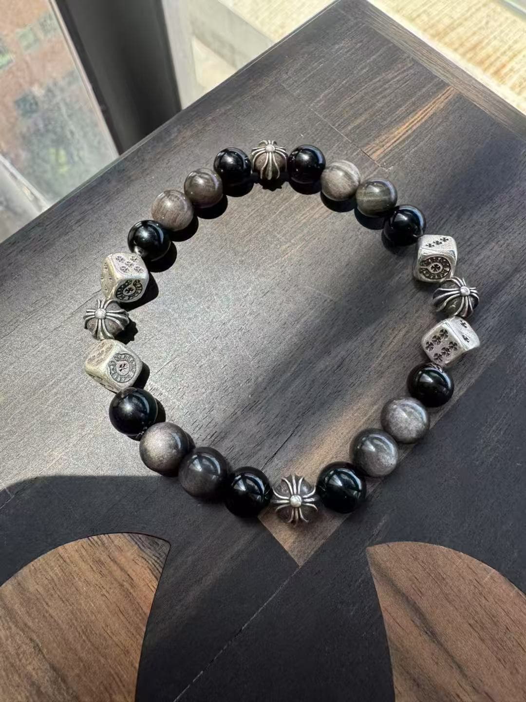 Браслет Chrome Hearts из бусин обсидиана с серебряными кубиками и крестами