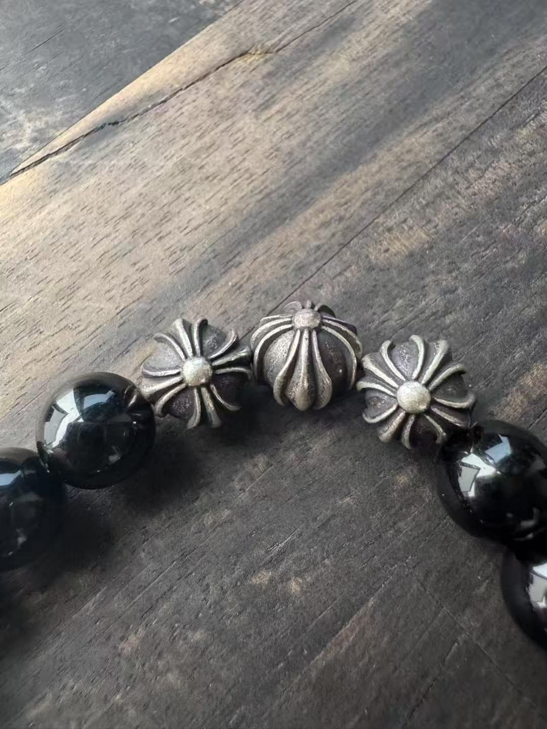 Серебряные бусины с фирменным крестовым мотивом на браслете Chrome Hearts