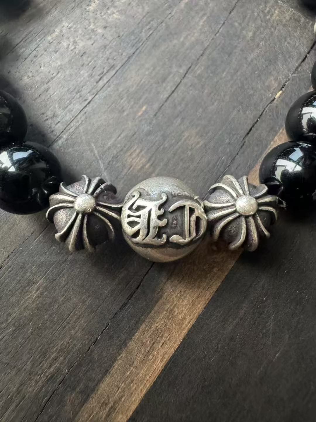 Центральная серебряная бусина с готической гравировкой Chrome Hearts крупным планом