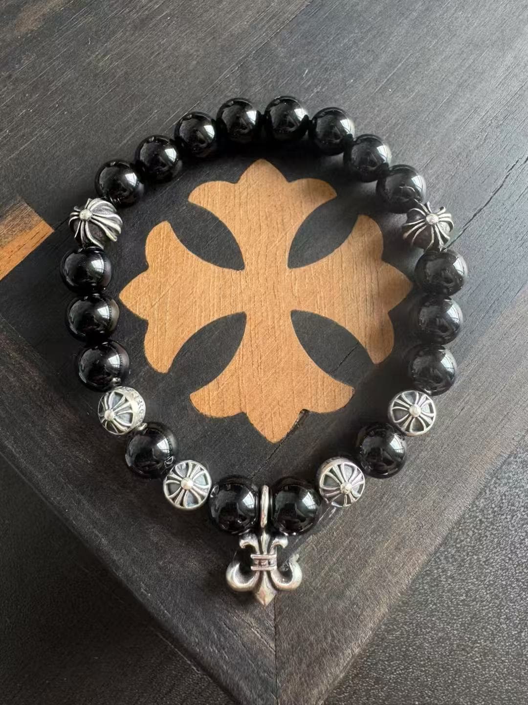 Браслет Chrome Hearts из черных бусин 8 мм с подвеской Fleur и серебряными элементами