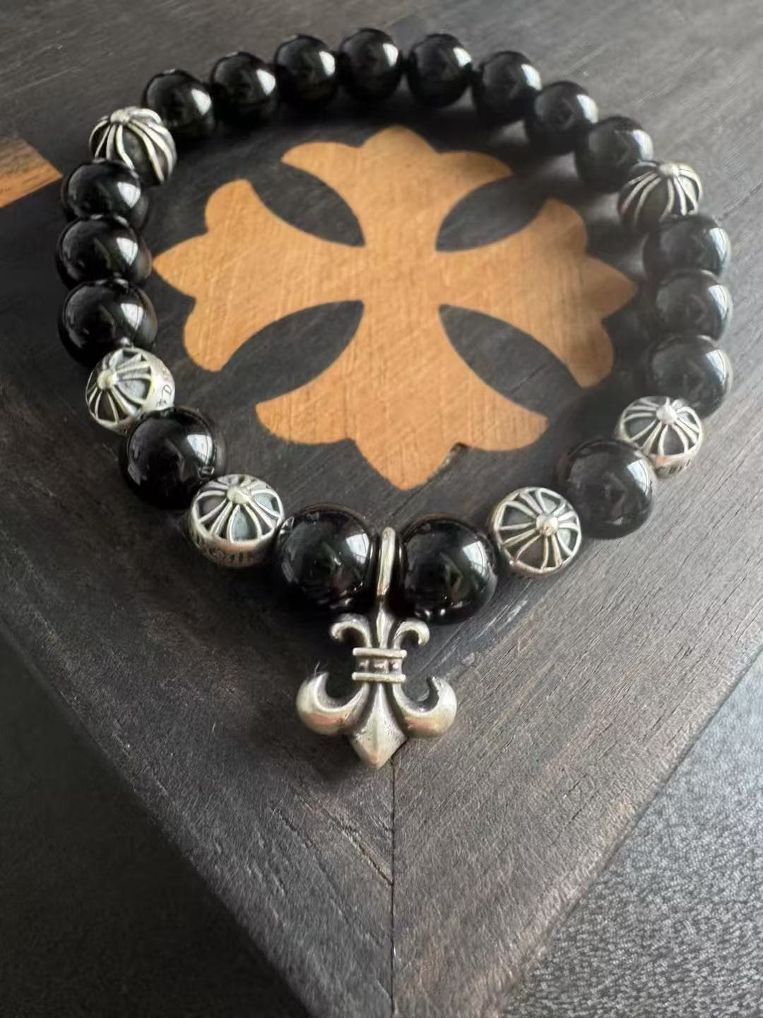Браслет Chrome Hearts из черного камня с подвеской Fleur-de-Lis из серебра 925 пробы