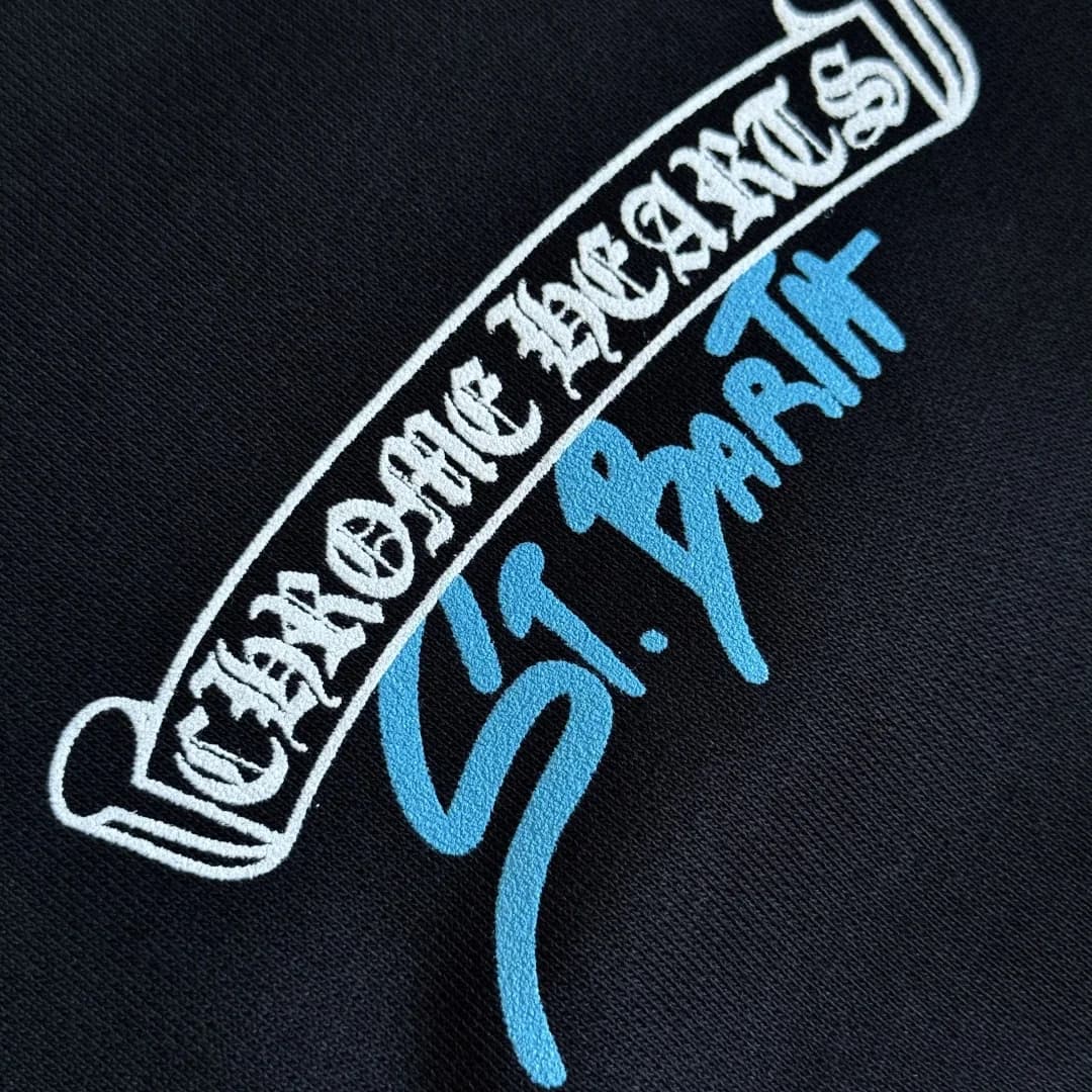 Деталь логотипа Chrome Hearts St. Barth на груди