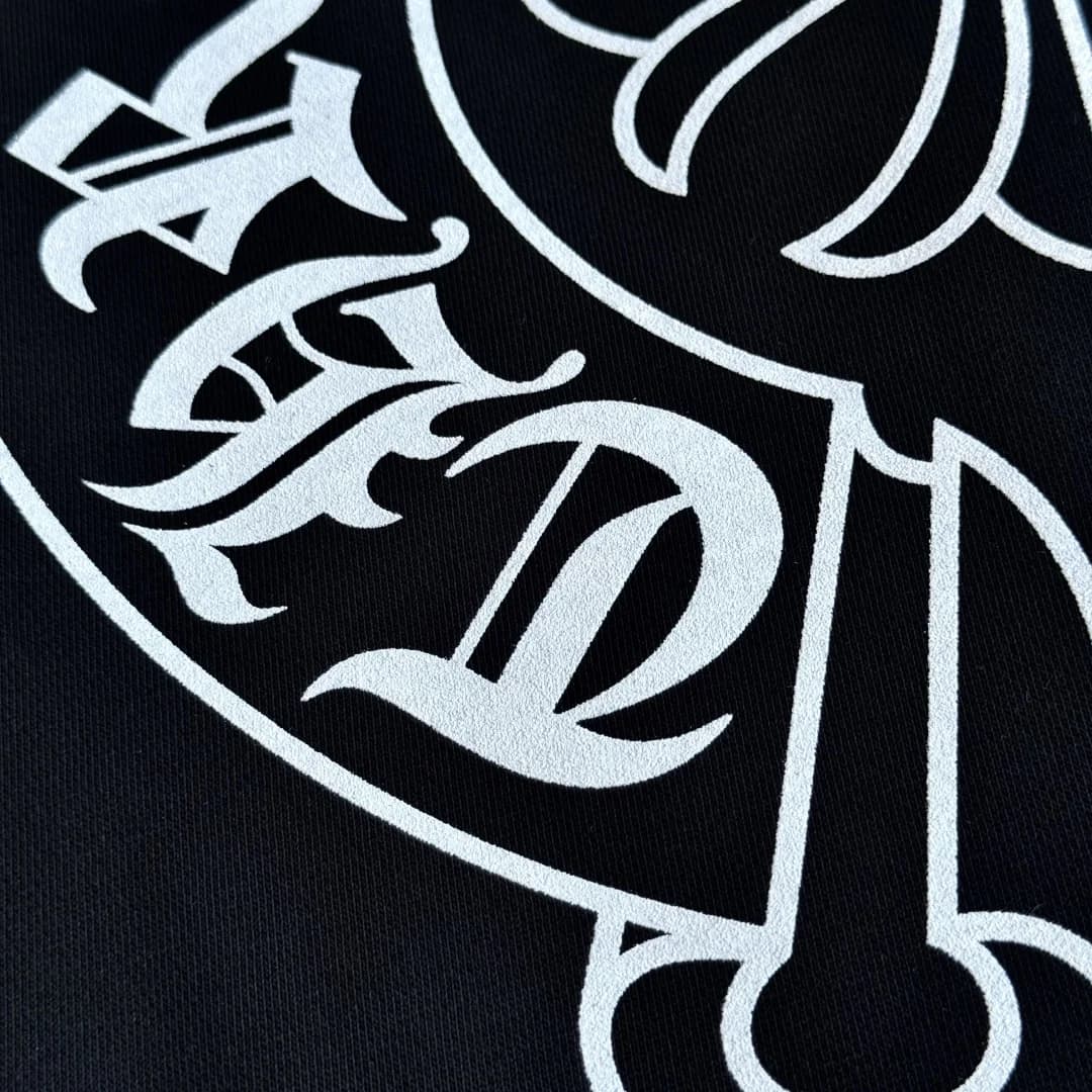 Деталь белого принта с логотипом Chrome Hearts