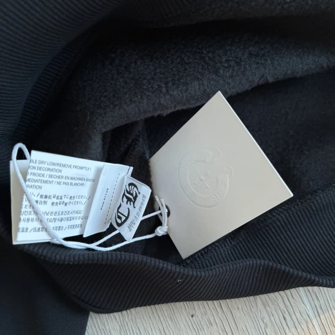 Внутренняя бирка и ярлык зип-худи Chrome Hearts