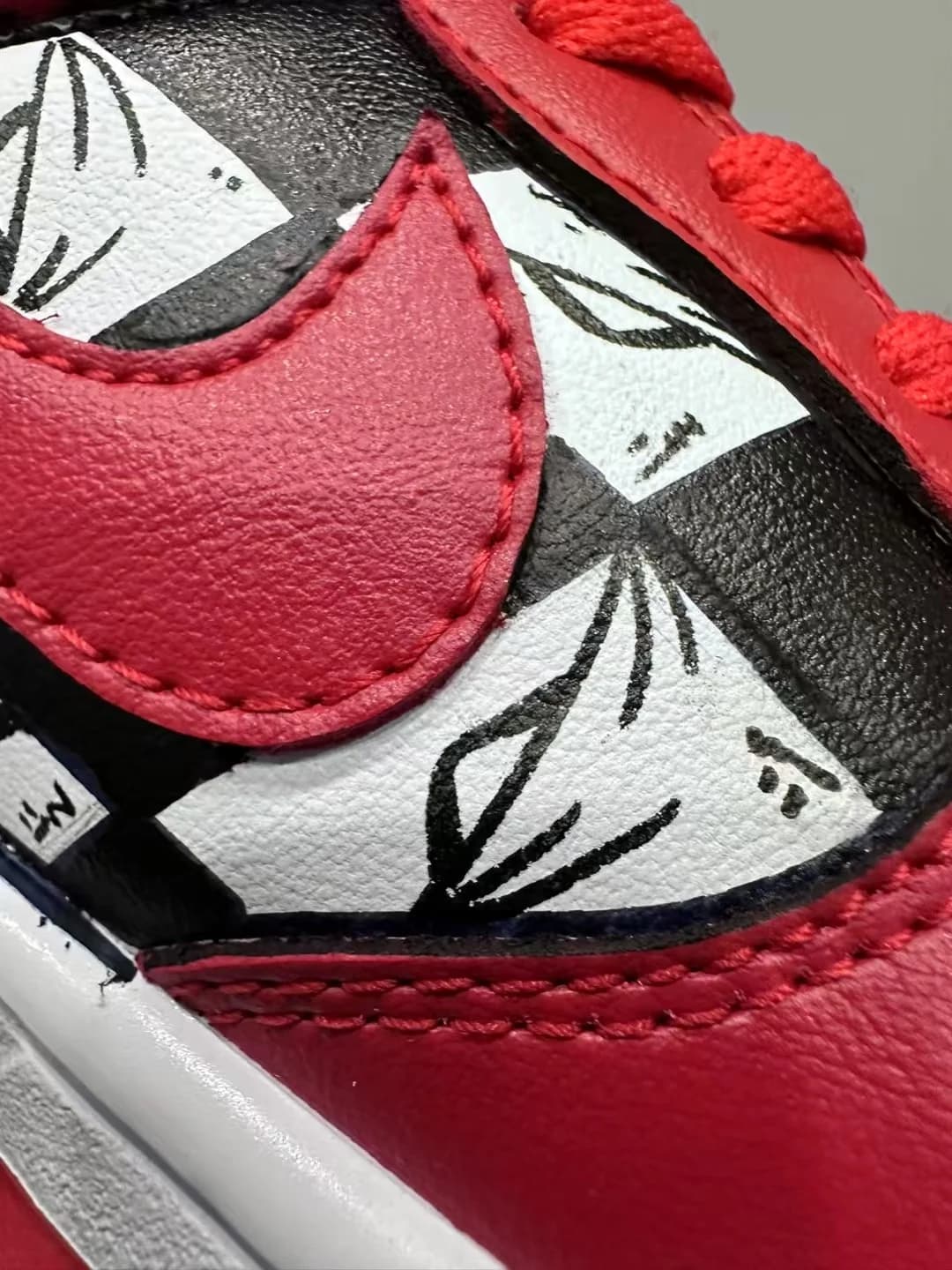 Деталь рисунка на кедах Chrome Hearts x Nike Dunk Low Matty Boy