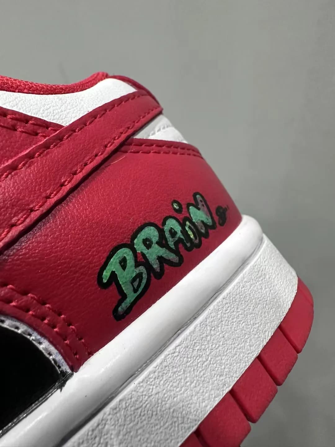 Задник кед Chrome Hearts x Nike Dunk Low Matty Boy с надписью BRAIN