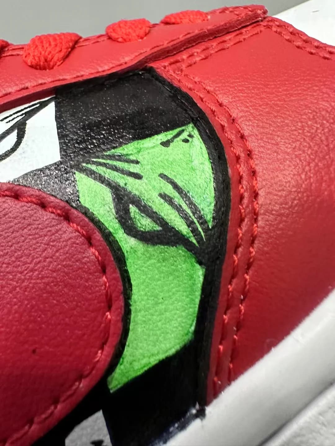 Деталь зеленого рисунка на кедах Chrome Hearts x Nike Dunk Low Matty Boy