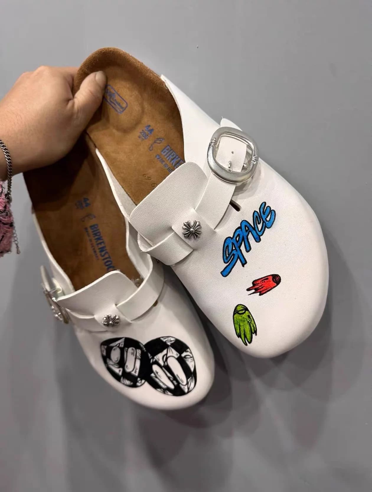 Белые кожаные сабо Chrome Hearts x Birkenstock Matty Boy с принтами, вид сверху