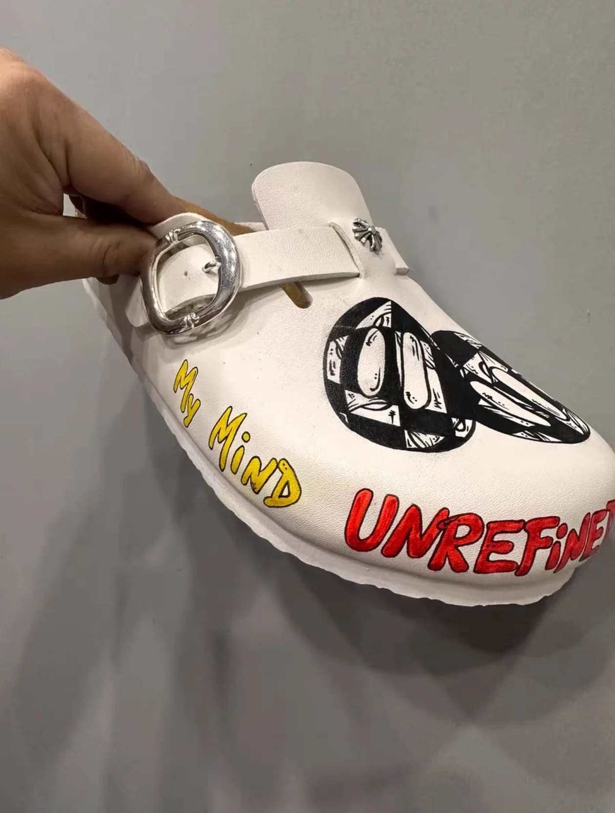 Белые кожаные сабо Chrome Hearts x Birkenstock Matty Boy с принтами, вид сбоку