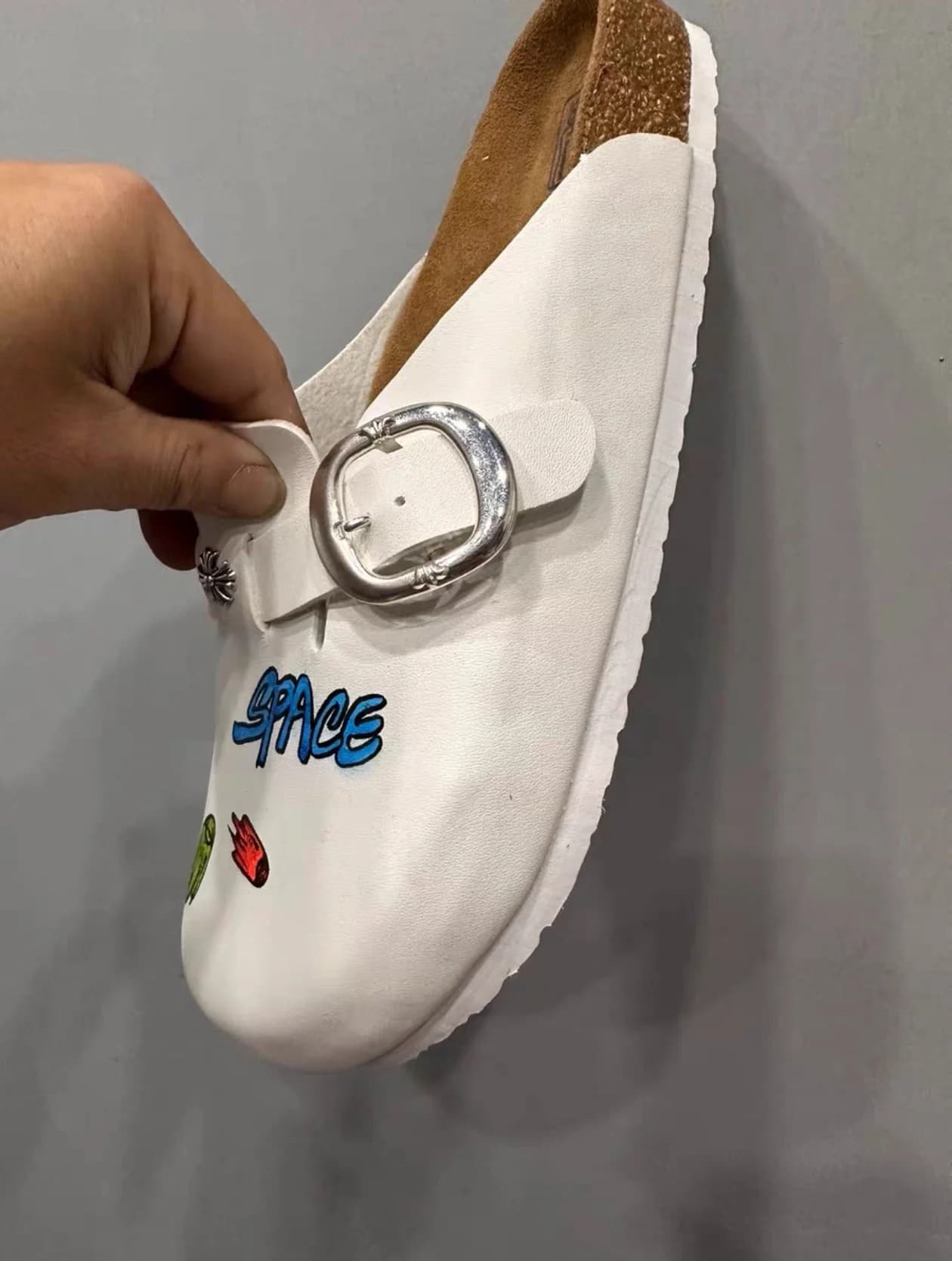 Белые кожаные сабо Chrome Hearts x Birkenstock Matty Boy с принтами, вид сбоку с ремешком