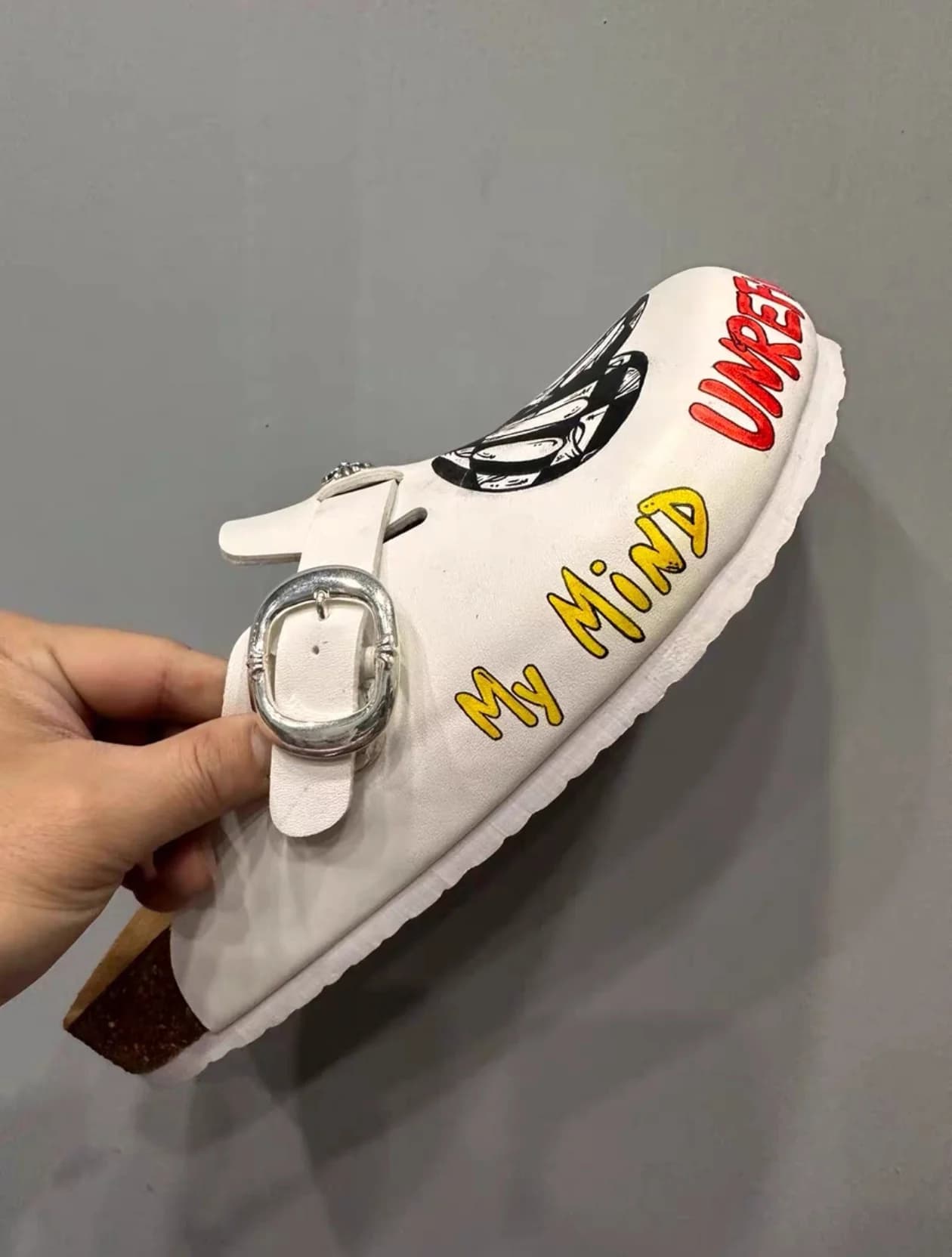Белые кожаные сабо Chrome Hearts x Birkenstock Matty Boy с принтами, вид сбоку с пряжкой