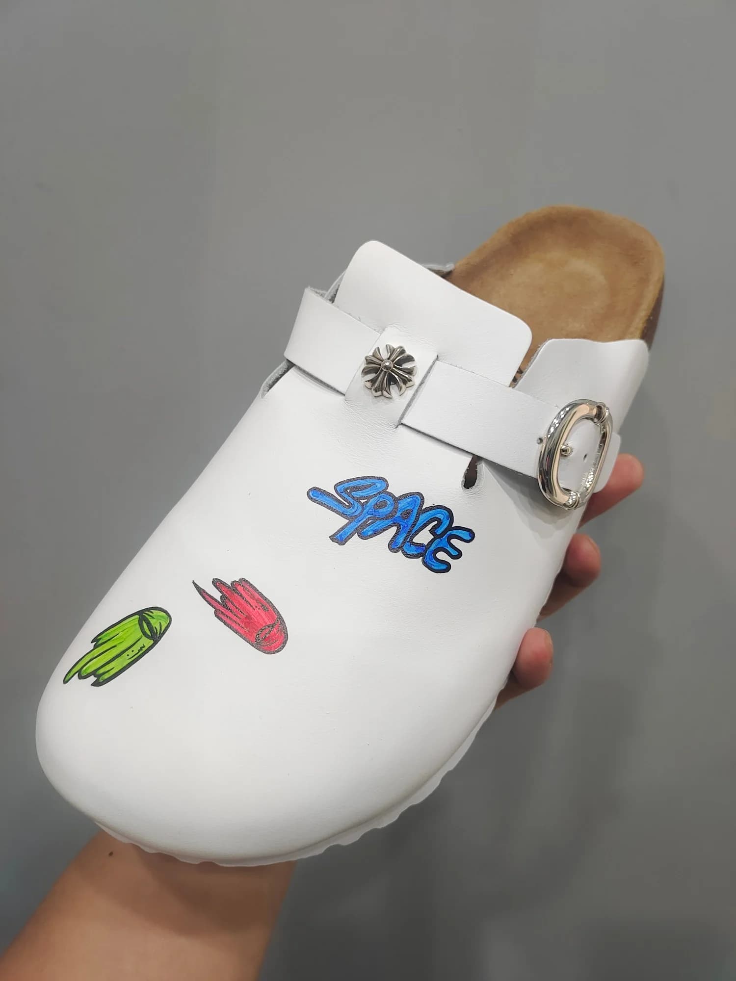 Белые кожаные сабо Chrome Hearts x Birkenstock Matty Boy с принтами, вид спереди