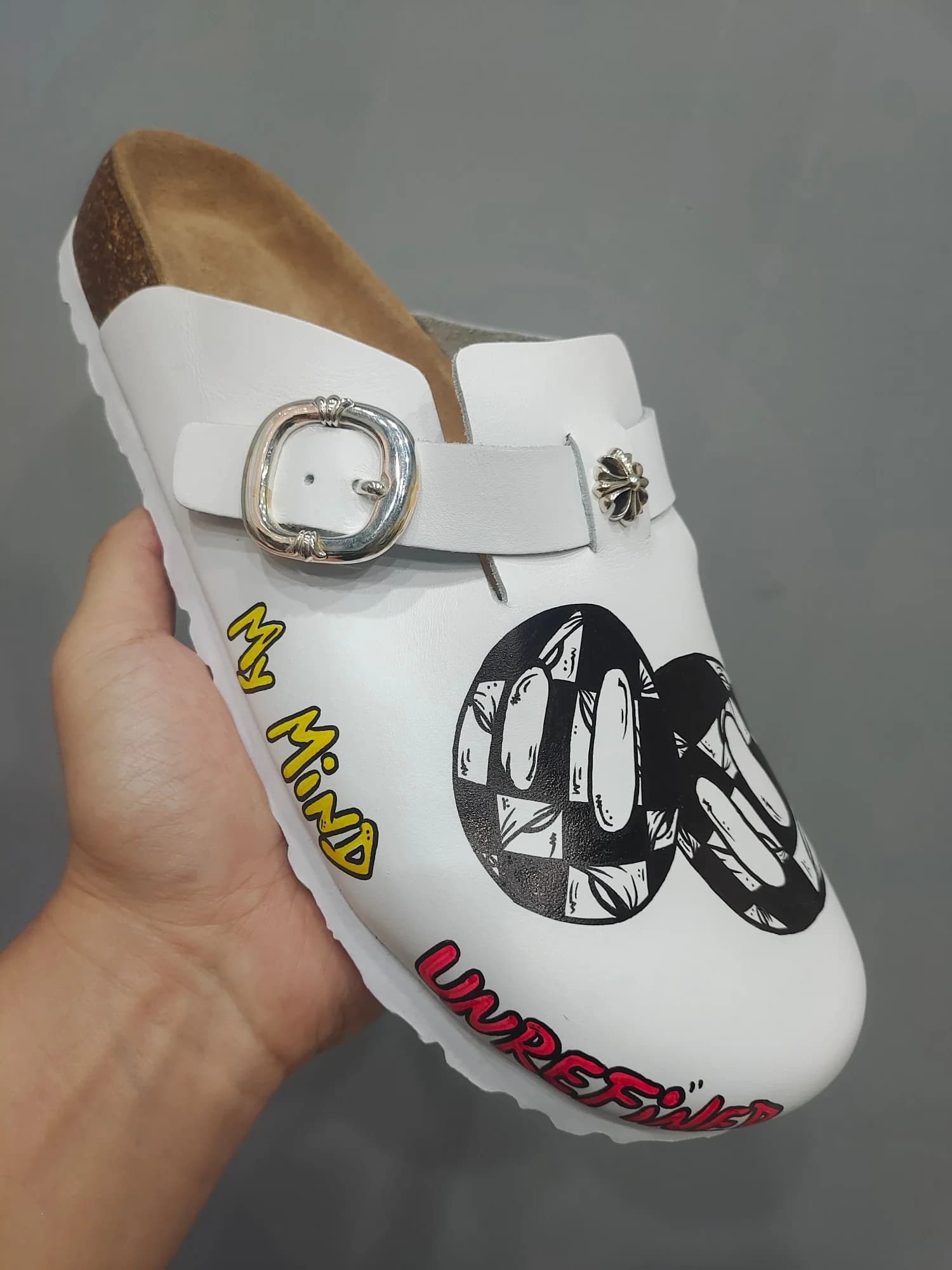 Белые кожаные сабо Chrome Hearts x Birkenstock Matty Boy с принтами, вид сбоку с надписями