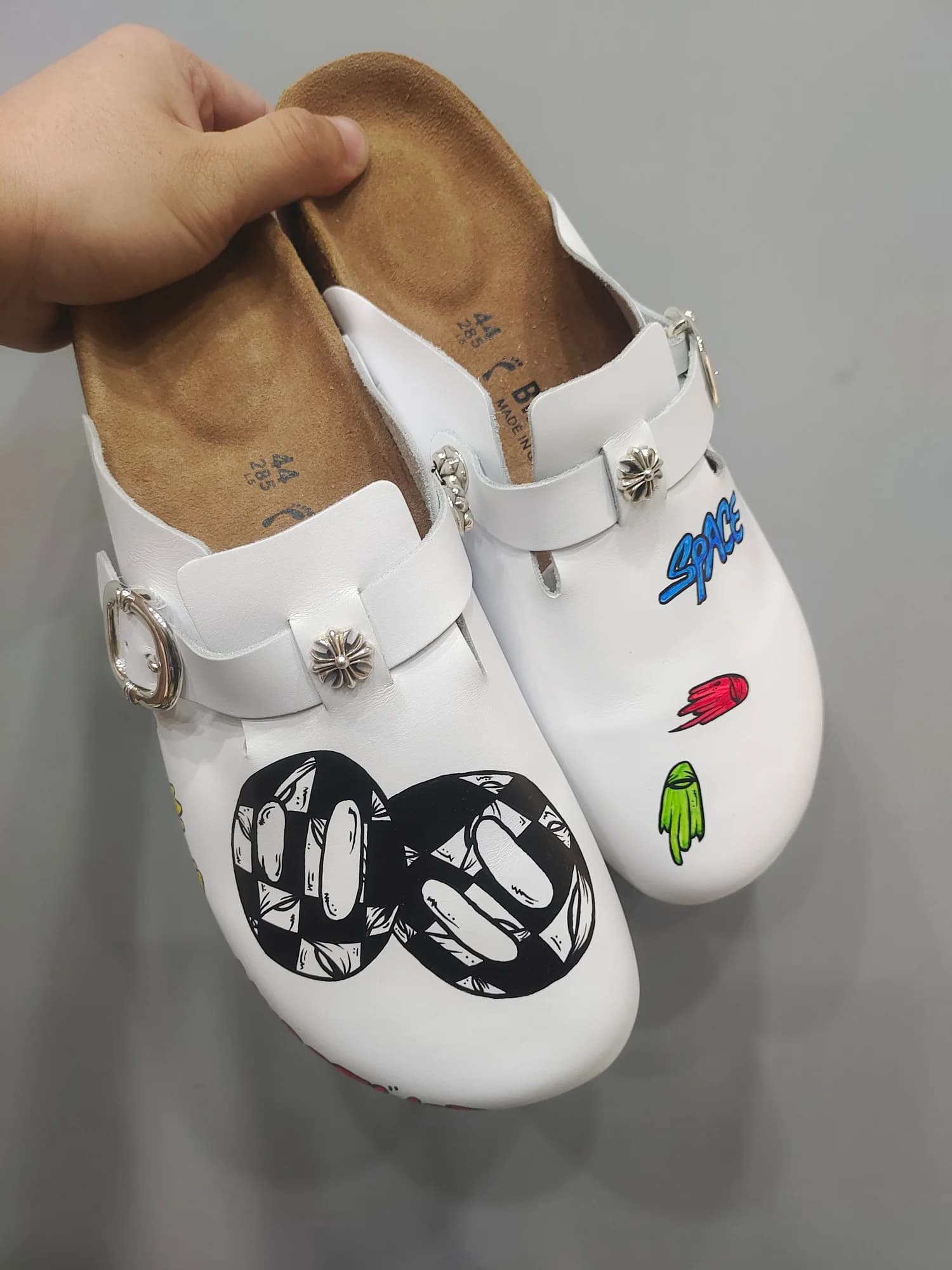 Пара белых кожаных сабо Chrome Hearts x Birkenstock Matty Boy с принтами