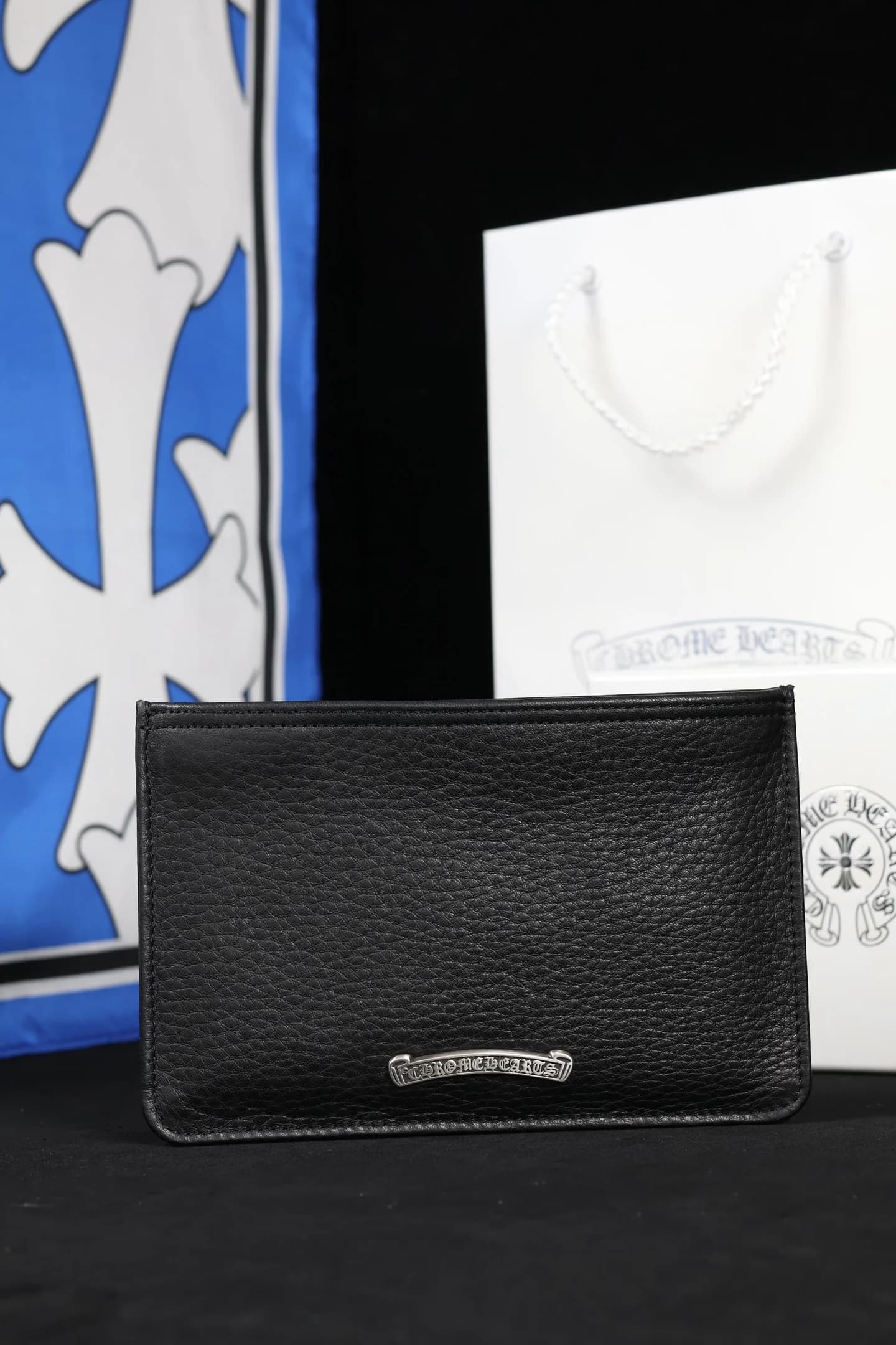 Черный кожаный кошелек Chrome Hearts с серебряной планкой, вид спереди