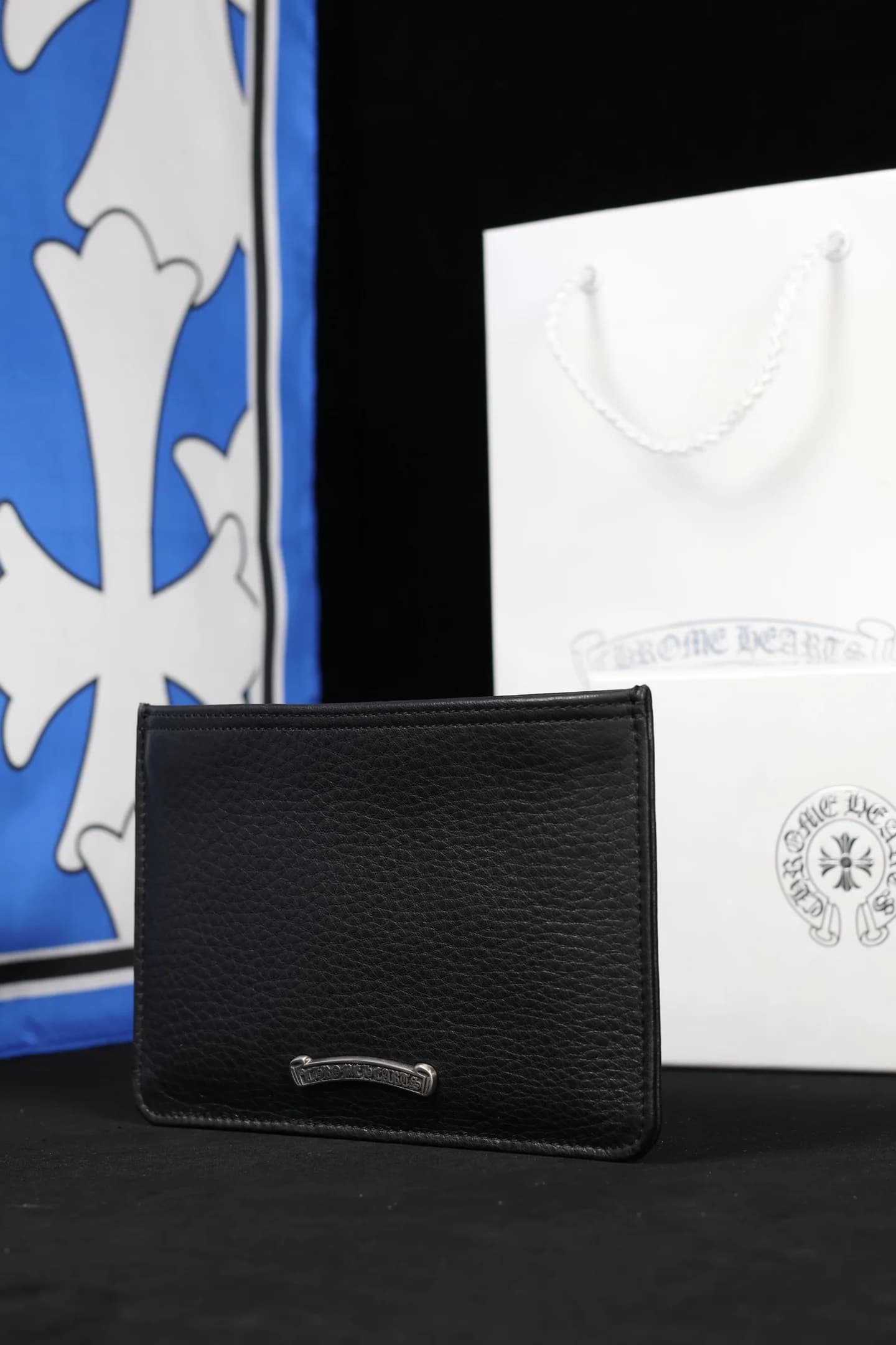 Кошелек Chrome Hearts из черной зернистой кожи, ракурс три четверти