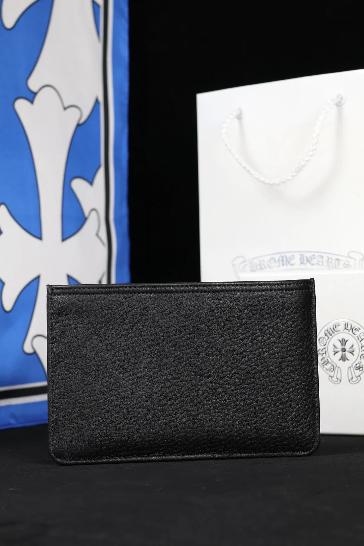 Задняя сторона черного кожаного кошелька Chrome Hearts