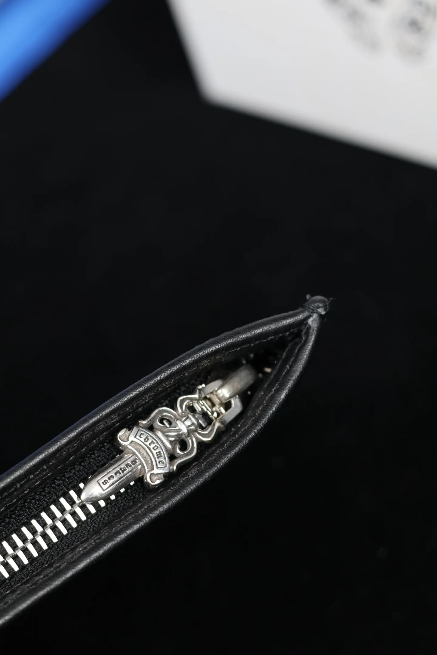 Деталь молнии с серебряным пуллером Dagger от Chrome Hearts