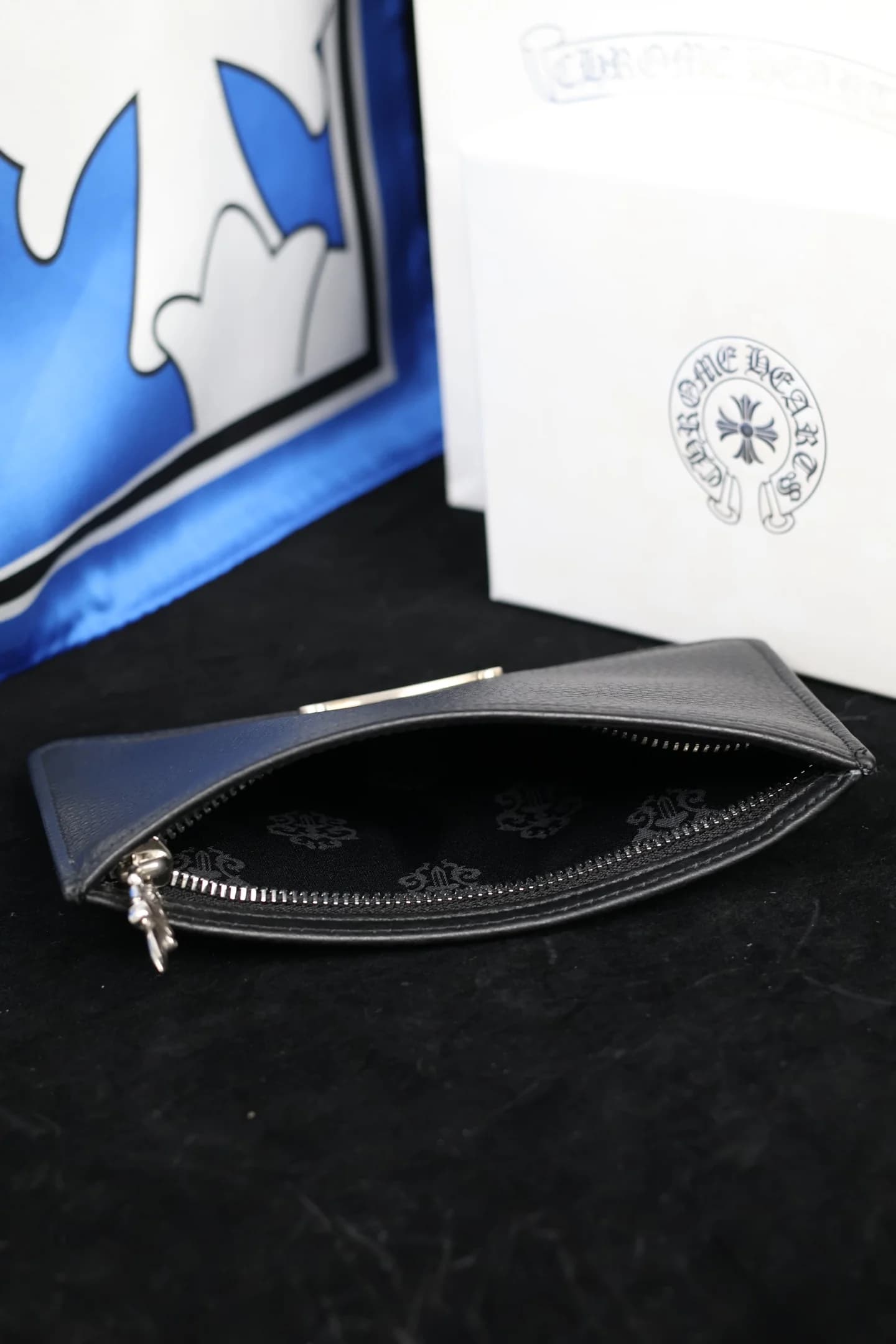 Вид сверху на открытое отделение кошелька Chrome Hearts с жаккардовой подкладкой