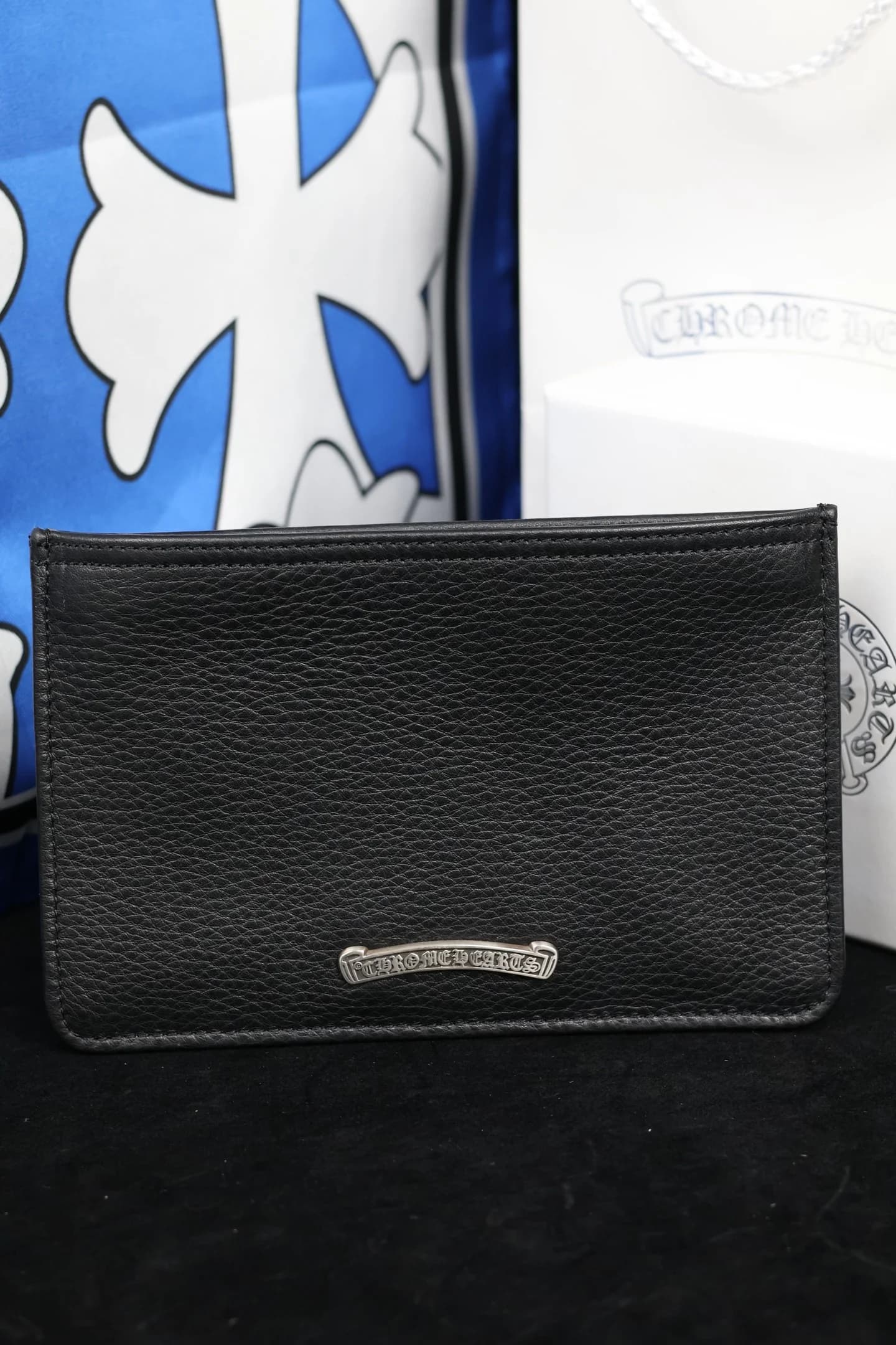 Фронтальный вид черного кожаного кошелька Chrome Hearts на молнии