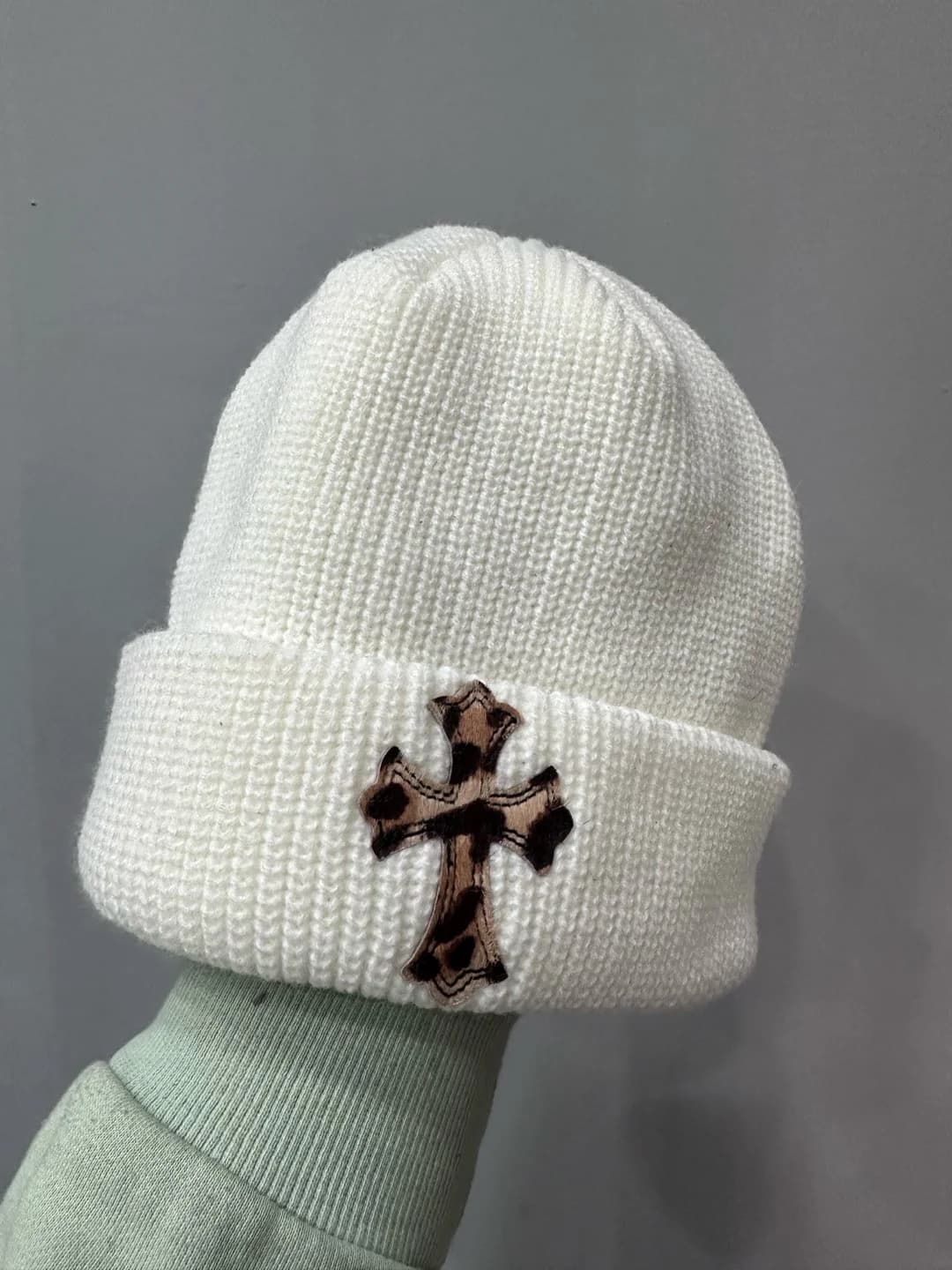 Белая вязаная шапка Chrome Hearts с нашивкой в виде креста