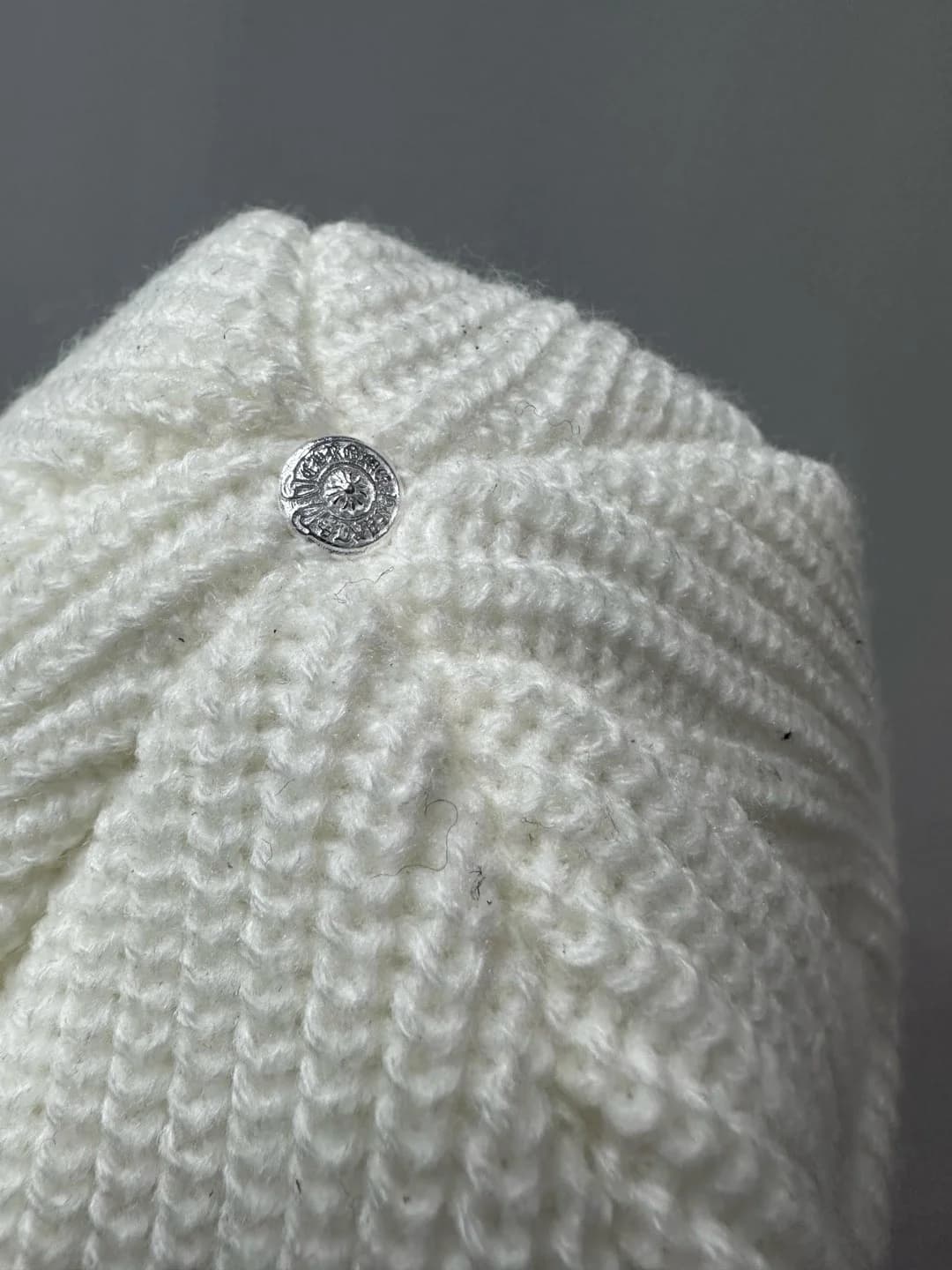 Декоративная серебряная заклепка на макушке шапки Chrome Hearts