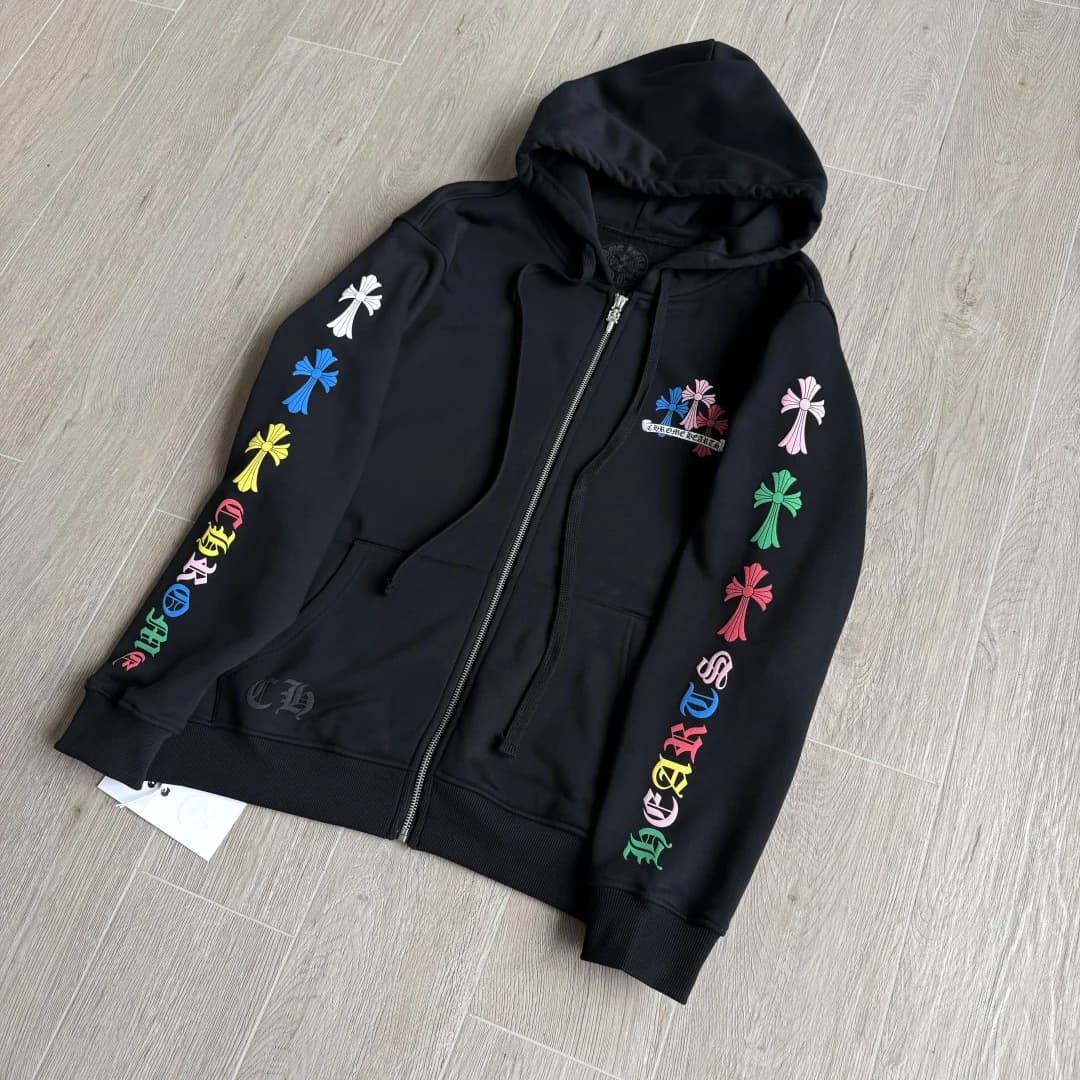 Черное зип-худи Chrome Hearts с разноцветным принтом, вид спереди с закрытой молнией