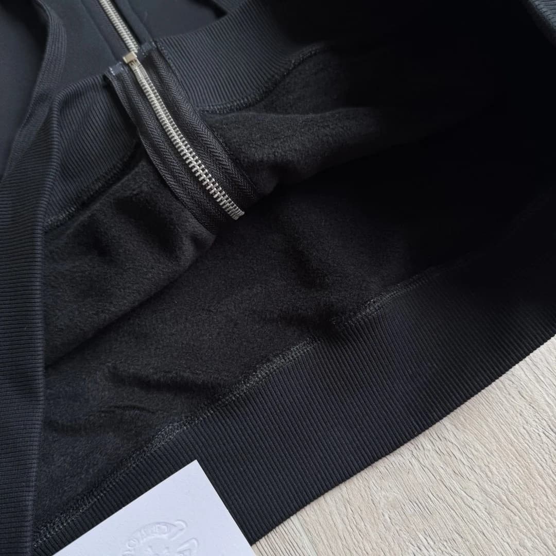 Внутренняя сторона манжета и подкладка черного зип-худи Chrome Hearts