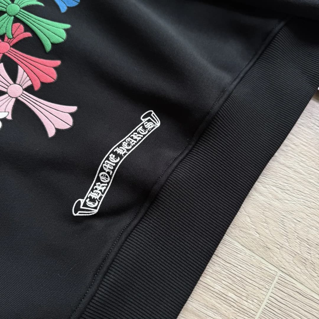 Нижний край черного зип-худи Chrome Hearts с эластичной резинкой и принтом