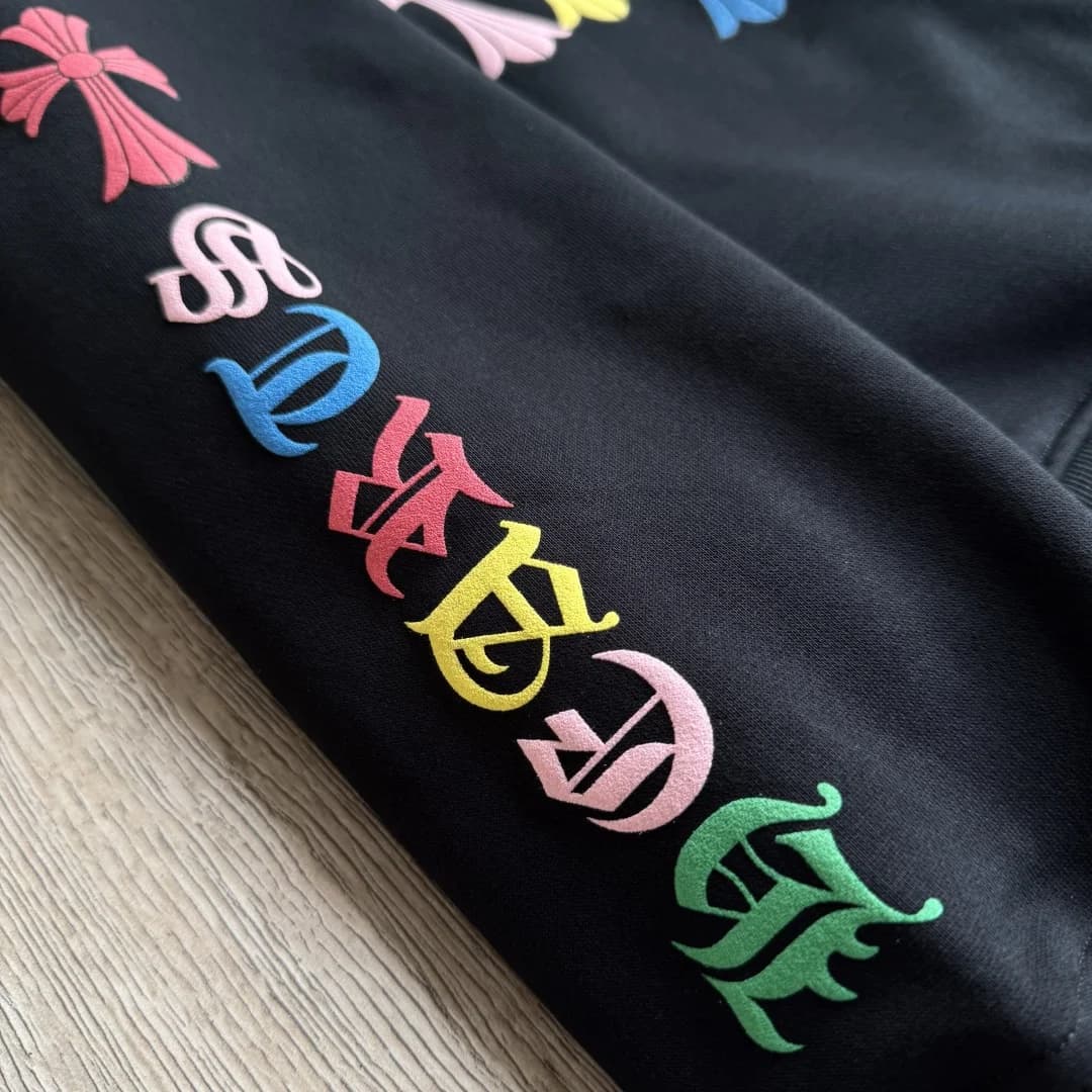 Разноцветная готическая надпись на рукаве черного зип-худи Chrome Hearts