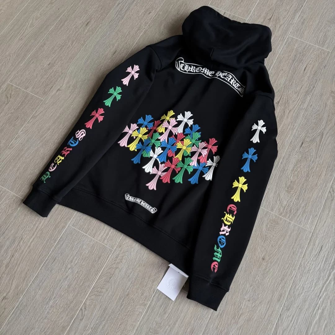 Черное зип-худи Chrome Hearts с разноцветным принтом, вид сзади под углом