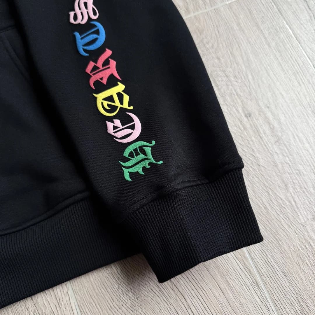 Деталь рукава черного зип-худи Chrome Hearts с разноцветной готической надписью